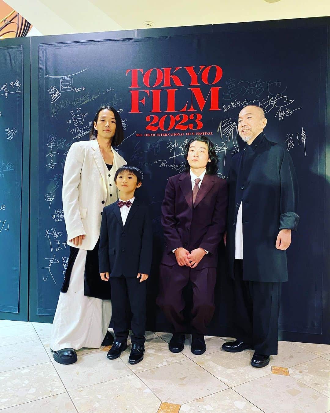 森山未來のインスタグラム：「#ほかげ で東京国際映画祭のレッドカーペット歩かせて頂きました。 ぜひ皆さんに見ていただきたい作品です。  #衣装お似合いです、未來さん。 #11月25日公開 #ほかげ #塚本晋也 監督 #塚尾桜雅  #河野宏紀 #森山未來」