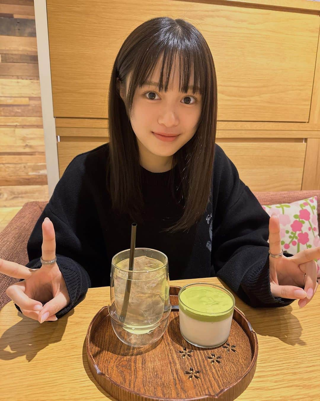 絵森彩のインスタグラム：「🍵  昨日載せた抹茶プリンと私🍮 お母さんが東京に来てくれて2人でいろんなところ行ったんだ〜😚 美味しいものを沢山食べた1日でした💭💭  #抹茶スイーツ #抹茶プリン」