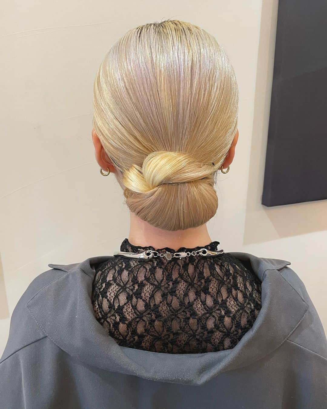 kaekoのインスタグラム：「arrange  ______  #タイトヘア #シニヨン #セット #アップ #ココロヘアー #arrange #hairarrange  #kaekoarrange  #cocolohair」