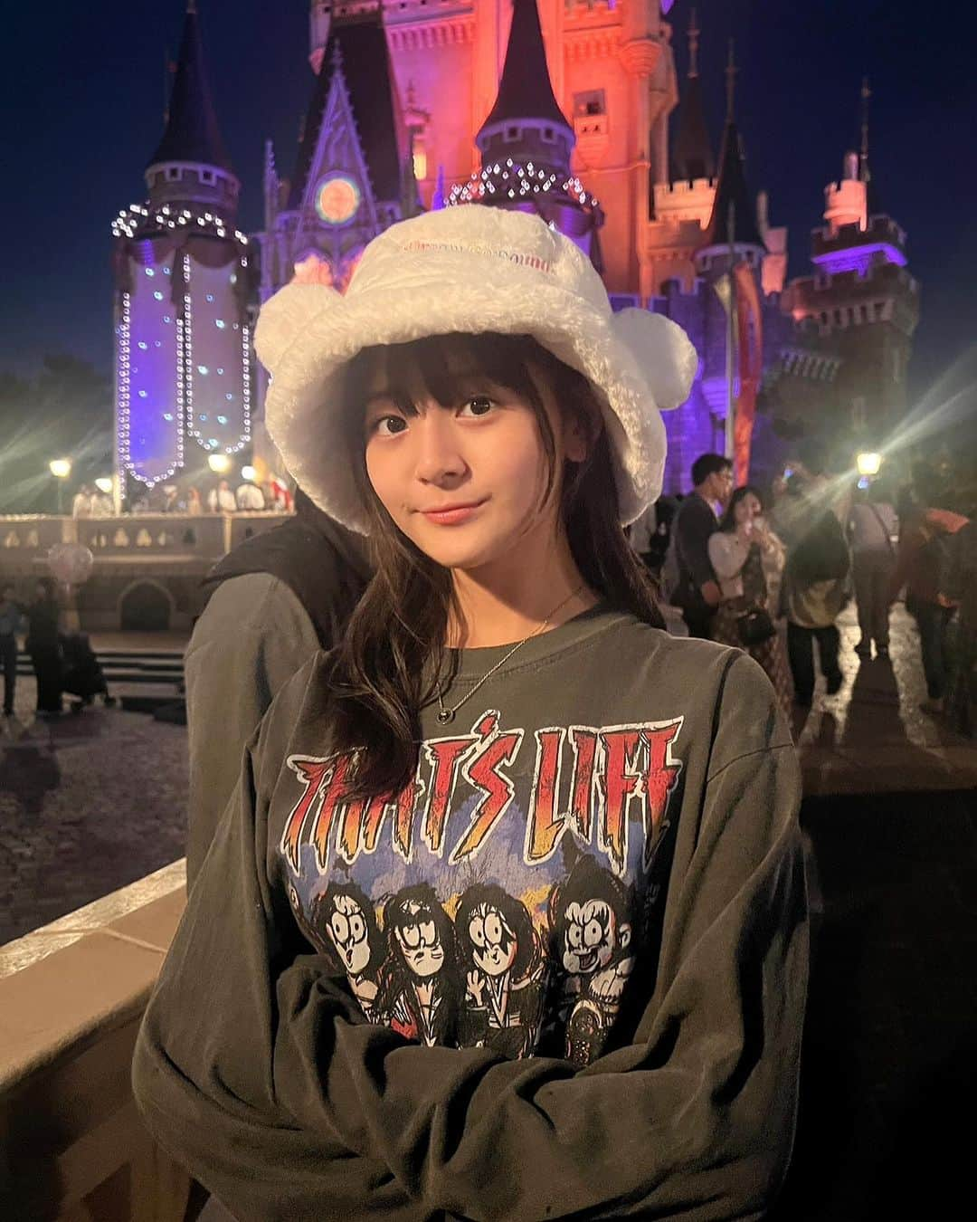 伊與田綾音のインスタグラム：「ディズニーは夜のライトアップがとっても素敵なんです🥹💗  #ディズニーランド #東京ディズニーランド #ディズニーリゾート #disney #40thbirthday #40周年 #夢の国 #シンデレラ城 #ネズミーランド #帽子 #バンt #ライトアップ #アトラクション #中学生 #中学3年生女子 #ljc #ljcの素敵な思い出 #jc3 #09 #jcブランド #映え #コーデ #おすすめ #伊與田綾音 #ハロウィンディズニー」