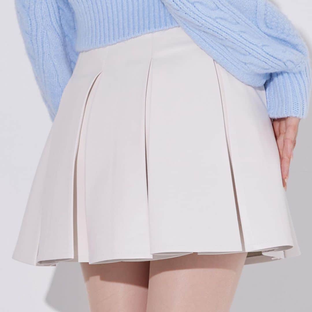 J.JANE JAPANさんのインスタグラム写真 - (J.JANE JAPANInstagram)「伸縮性や防錆効果に優れた快適で 温かみのあるスカートです♡  いろんなトップスの色にも合わせやすいレザースカート✨  お手入れが簡単な人工皮革を使用しているので 気軽に着用ができます。  ●Bottoms Wide Pleats Leather Skirt（Ivory） ¥26,800  🇯🇵 https://www.j-jane.jp/  ⋱⋰ ⋱⋰ ⋱⋰ ⋱⋰ ⋱⋰ ⋱⋰ ⋱⋰  #韓国ゴルフウェア#ゴルフウェア#ゴルフウェアレディース #可愛いゴルフウェア#j_jane#ゴルフウェアセレクトショップ #人気ゴルフウェア #ゴルフ女子#ゴルフ女子コーデ」10月23日 16時49分 - j.jane_japan
