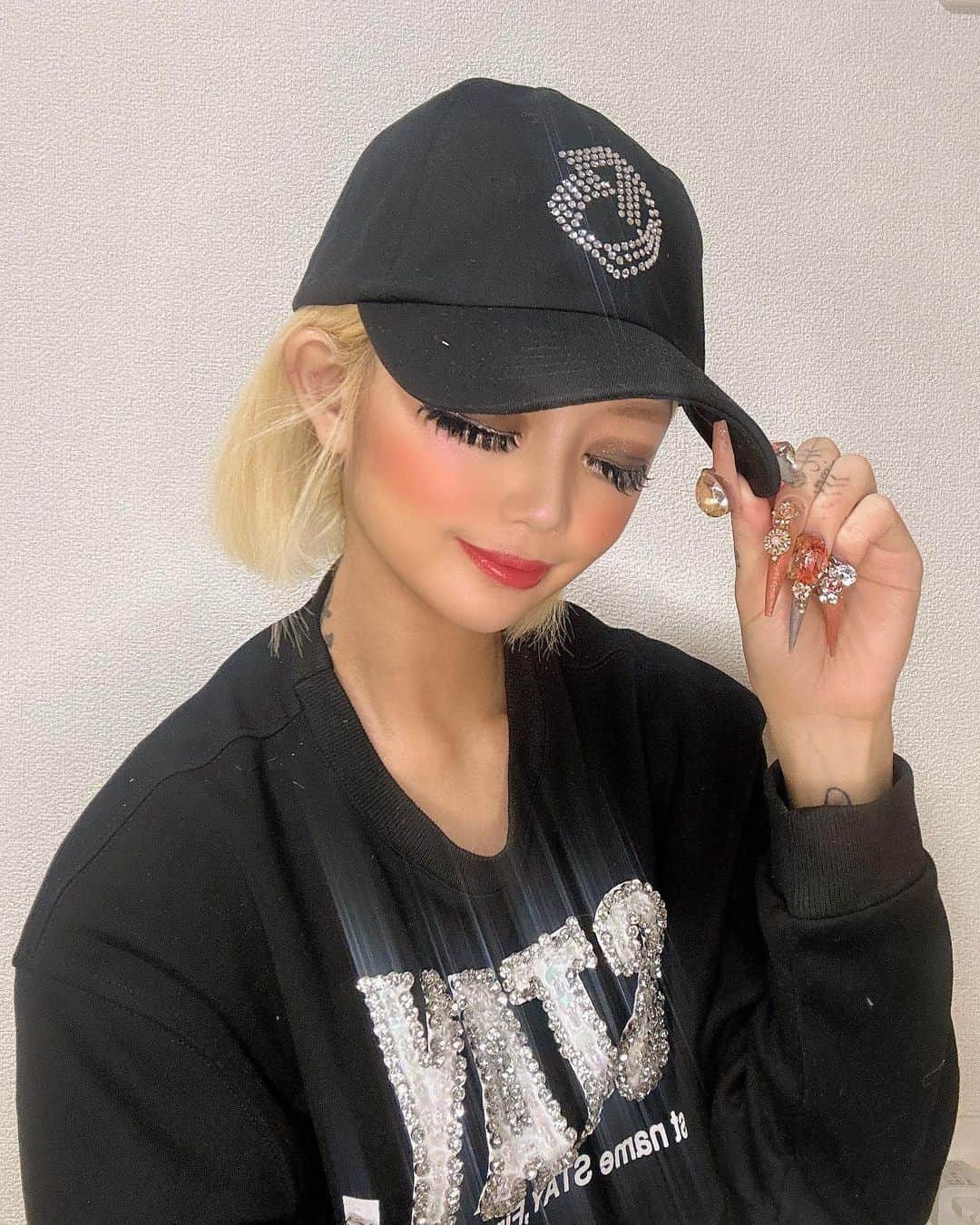 HIRANOAMIのインスタグラム：「\ 第2弾 / ようやく出来上がりました👏💖💖 . キラキラなギャルキャップ🧢💫 100%スワロフスキーで めちゃくちゃキラキラ🥹⭐️⭐️⭐️ . めちゃくちゃこだわって作ったので ぜひお迎えしてあげてくださぃ❤️ . ホームページが できたので購入はそちらから お願いします🙈🌈🌈 (ホームページはストーリーで 確認お願いします🩵) . 送料 税込 ￥7500⚡️🙏⚡️🙏 . 色味は BlackとBeigeの 2色展開となってます💫💗🌈 ユニセックスなのでお揃いでも🙆‍♀️ . 発売日は 10月24日 火曜日 19:00⭐️⭐️ . ご質問はDMにて✅ . #ギャル#ギャルブランド #ギャルコーデ#新作#キャップ #ユニセックス#お揃いコーデ #galme#gal#newitem#newarrival」