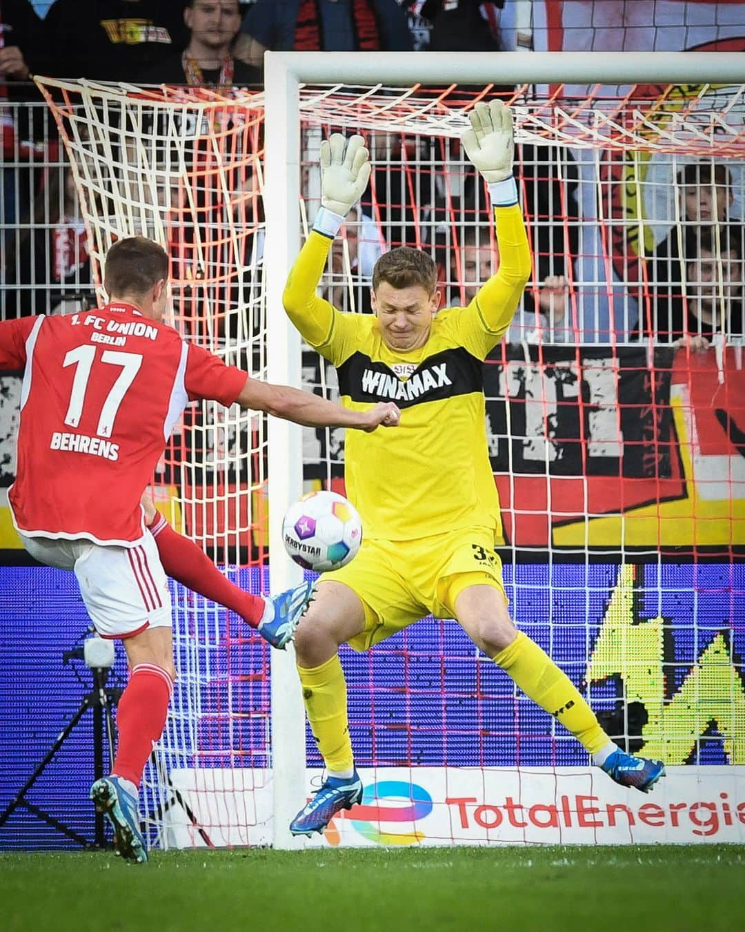 VfBシュトゥットガルトのインスタグラム：「⛔✋ Mit weißer Weste in die neue Woche! 💪 #Nüüüübel Schönen Montag, liebe VfBler. 😘 _ #VfB #FCUVfB 0:3 #Nübel #bundesliga #matchday #auswärtsspiel #stuttgart #furchtlosundtreu #vfbstuttgart #vfbstuttgart1893 #VfBInsta」