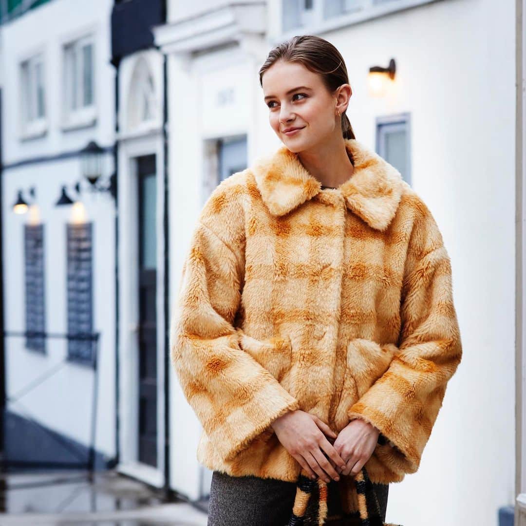 DAKS Japan（ダックス）さんのインスタグラム写真 - (DAKS Japan（ダックス）Instagram)「少しずつ寒くなってきましたね🍂 本日はモコモコで愛らしい雰囲気なジャケットコートのご紹介です🧥  日本製のエコファーをハウスチェックで仕上げたオリジナルの素材です。  シルエットもとっても可愛らしいく、寒い冬にピッタリな商品となっています☺️  DAKS公式オンラインショップでは、秋冬新作アイテムから靴下など多く取り揃えています♪  この機会に是非公式オンラインショップをご覧ください✨  #daks #dakslondon #ダックス #英国王室御用達 #英国ブランド #ロイヤルウォラント」10月23日 17時00分 - daksjapan