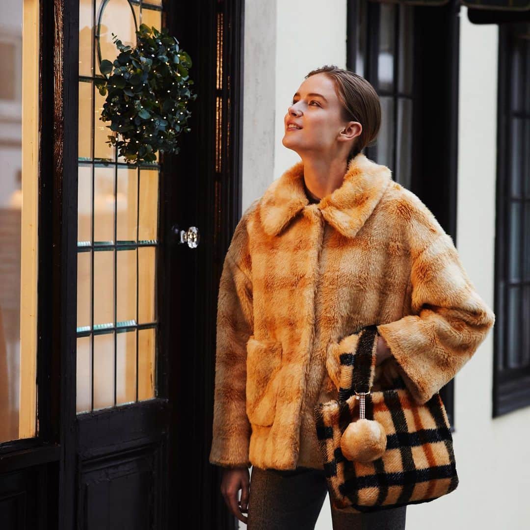 DAKS Japan（ダックス）さんのインスタグラム写真 - (DAKS Japan（ダックス）Instagram)「少しずつ寒くなってきましたね🍂 本日はモコモコで愛らしい雰囲気なジャケットコートのご紹介です🧥  日本製のエコファーをハウスチェックで仕上げたオリジナルの素材です。  シルエットもとっても可愛らしいく、寒い冬にピッタリな商品となっています☺️  DAKS公式オンラインショップでは、秋冬新作アイテムから靴下など多く取り揃えています♪  この機会に是非公式オンラインショップをご覧ください✨  #daks #dakslondon #ダックス #英国王室御用達 #英国ブランド #ロイヤルウォラント」10月23日 17時00分 - daksjapan
