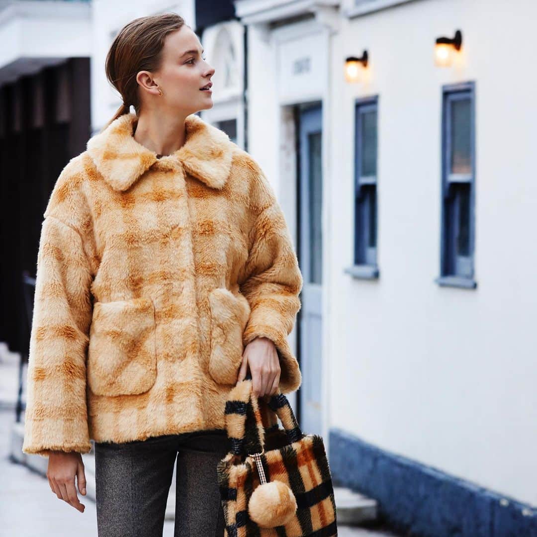 DAKS Japan（ダックス）さんのインスタグラム写真 - (DAKS Japan（ダックス）Instagram)「少しずつ寒くなってきましたね🍂 本日はモコモコで愛らしい雰囲気なジャケットコートのご紹介です🧥  日本製のエコファーをハウスチェックで仕上げたオリジナルの素材です。  シルエットもとっても可愛らしいく、寒い冬にピッタリな商品となっています☺️  DAKS公式オンラインショップでは、秋冬新作アイテムから靴下など多く取り揃えています♪  この機会に是非公式オンラインショップをご覧ください✨  #daks #dakslondon #ダックス #英国王室御用達 #英国ブランド #ロイヤルウォラント」10月23日 17時00分 - daksjapan