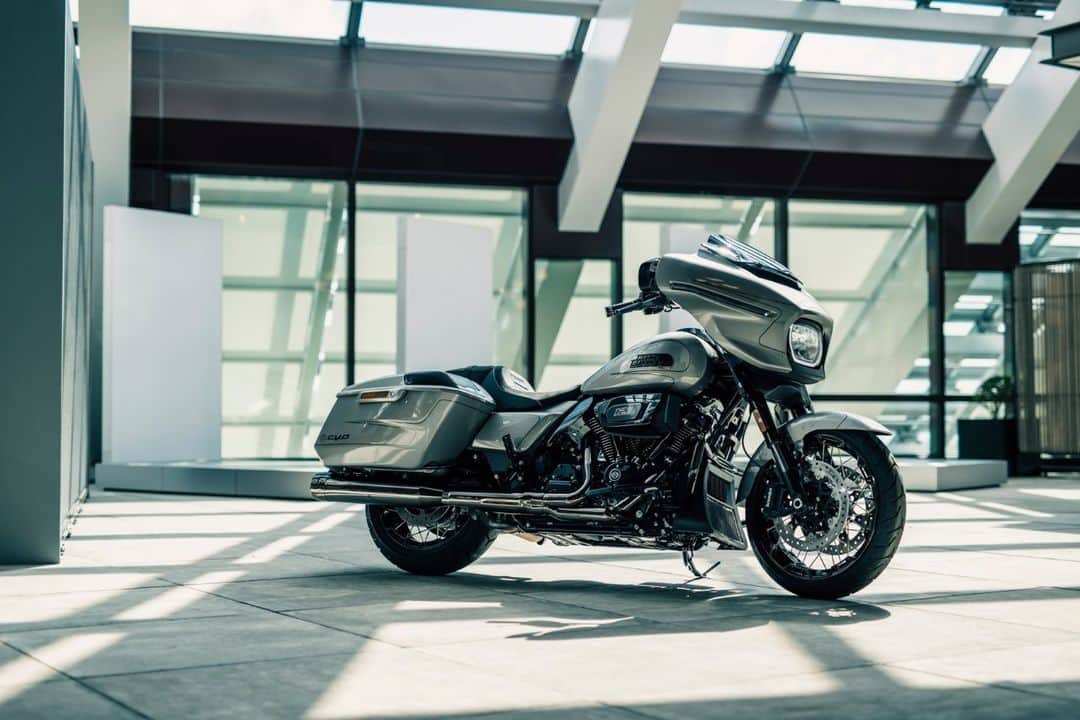 Harley-Davidson Japanのインスタグラム：「新型CVOデビューフェア 11/12(日)まで全国の正規ディーラーで開催中 『FEEL THE CRAFTSMANSHIP ～匠の技と情熱が融合した、最高峰モデルを体感しよう』  デリバリーまもない新モデルを期間限定で展示。期間中ご成約のお客様には、最高峰のCVOシリーズに相応しい上質なリゾートをお楽しみいただける星野リゾートの宿泊券（5万円分）を進呈します。（掲載写真は「界　阿蘇」）過去最高の排気量 1977ccを誇る新たな空冷 V ツイン、Milwaukee-Eight® VVT 121 エンジンを搭載し、大幅に進化した新デザインとCVOならではの精巧なカラーリングが特長の両モデルの魅力を、ぜひ店頭でお確かめください。  「CVO ストリートグライド」と「CVO ロードグライド」2モデルが揃って登場し、跨っていただきエンジン始動ができる*特別キャラバンも実施中。今週末10/28(土) 29(日)はH-Dモトロマンで開催します。*ご試乗はできません  詳しくはキャンペーンページへ https://www.h-d.com/jp/ja/tools/offers/dealer-event-campaign.html  #ハーレーダビッドソン #HarleyDavidson #UnitedWeRide #CVOStreetGlide #CVORoadGlide #CVOストリートグライド #CVOロードグライド #星野リゾート」