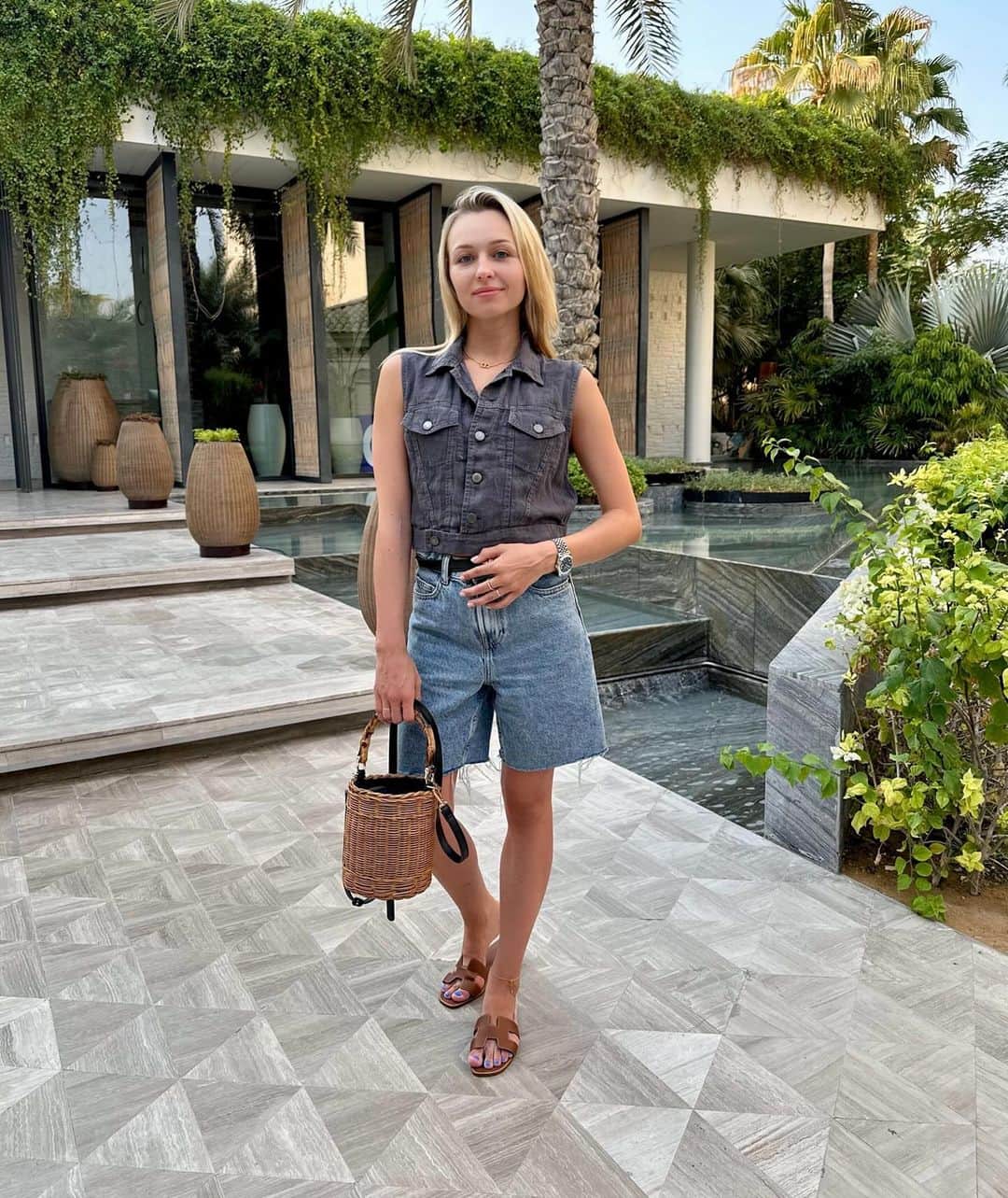 ダリア・スピリドーノワのインスタグラム：「HOLIDAYS 🌴 Какая фотка самая клевая ? 👼」
