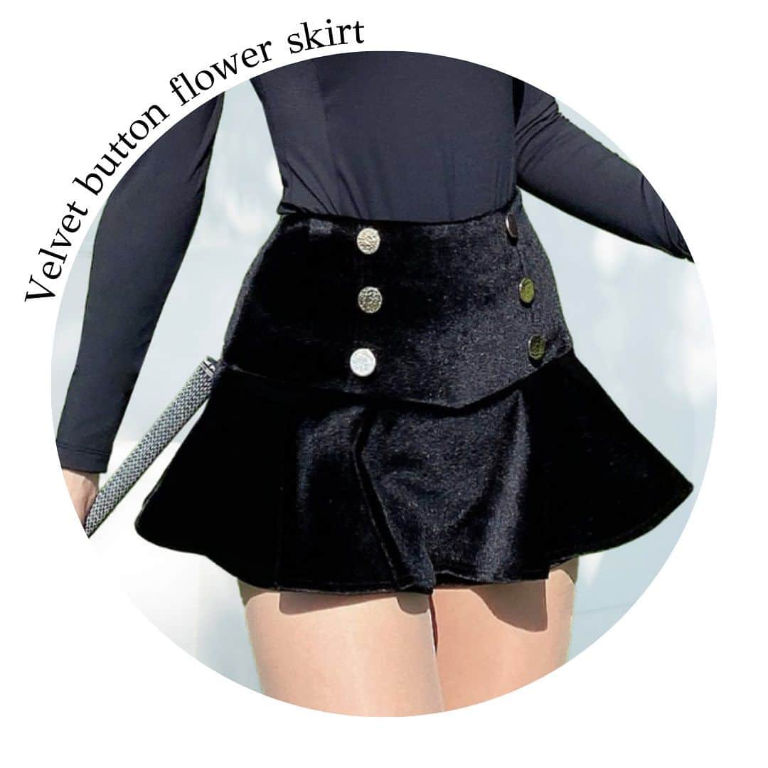 J.JANE JAPANのインスタグラム：「秋冬身につけたくなるベルベット素材を使用した フラワー型のスカート✨  あえて見せるショートパンツなので 足元を細く演出できます。  今までのButton Flower Skirtよりも高級感のある厚手生地を使用したお作りになっております。  ゴールドのボタンやゴールド刺繍が更に 高級感を演出してくれます✨  トップスはWhite/Blackなどとの 相性が良いのでシンプルなトップスと合わせて いただくとよりスカートが映えるコーディネートが楽しめます。  ●Bottoms Velvet button flower skirt(Black) ¥24,900  🇯🇵 https://www.j-jane.jp/  ⋱⋰ ⋱⋰ ⋱⋰ ⋱⋰ ⋱⋰ ⋱⋰ ⋱⋰  #韓国ゴルフウェア#ゴルフウェア#ゴルフウェアレディース #可愛いゴルフウェア#j_jane#ゴルフウェアセレクトショップ #人気ゴルフウェア #ゴルフ女子#ゴルフ女子コーデ」