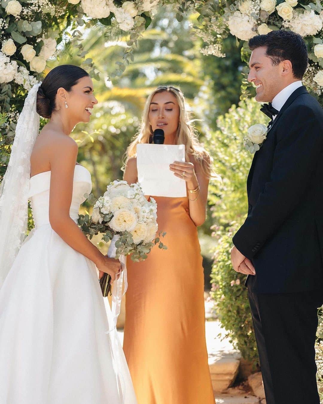 Pronoviasさんのインスタグラム写真 - (PronoviasInstagram)「Love, stitched into every detail, transformed @georgiahabboo into radiant beauty on her unforgettable day💛#PronoviasBride   Dress: Geiranger Veil: V-Pickford Photography: @jackhenryphoto   Share your love story at pronovias.com/share-love-story ✨  #Pronovias」10月23日 20時00分 - pronovias