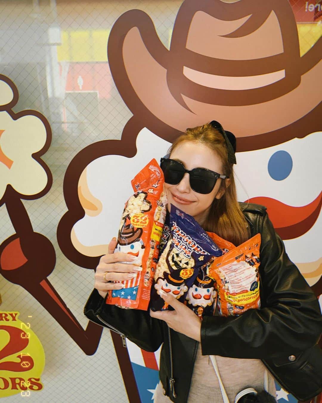 のインスタグラム：「いつもファンクラブの関西組が買ってきてくれる popcorn🍿♥️ まかながくじ引きで当たり出して🎯ただでもう一個♥️♥️♥️」