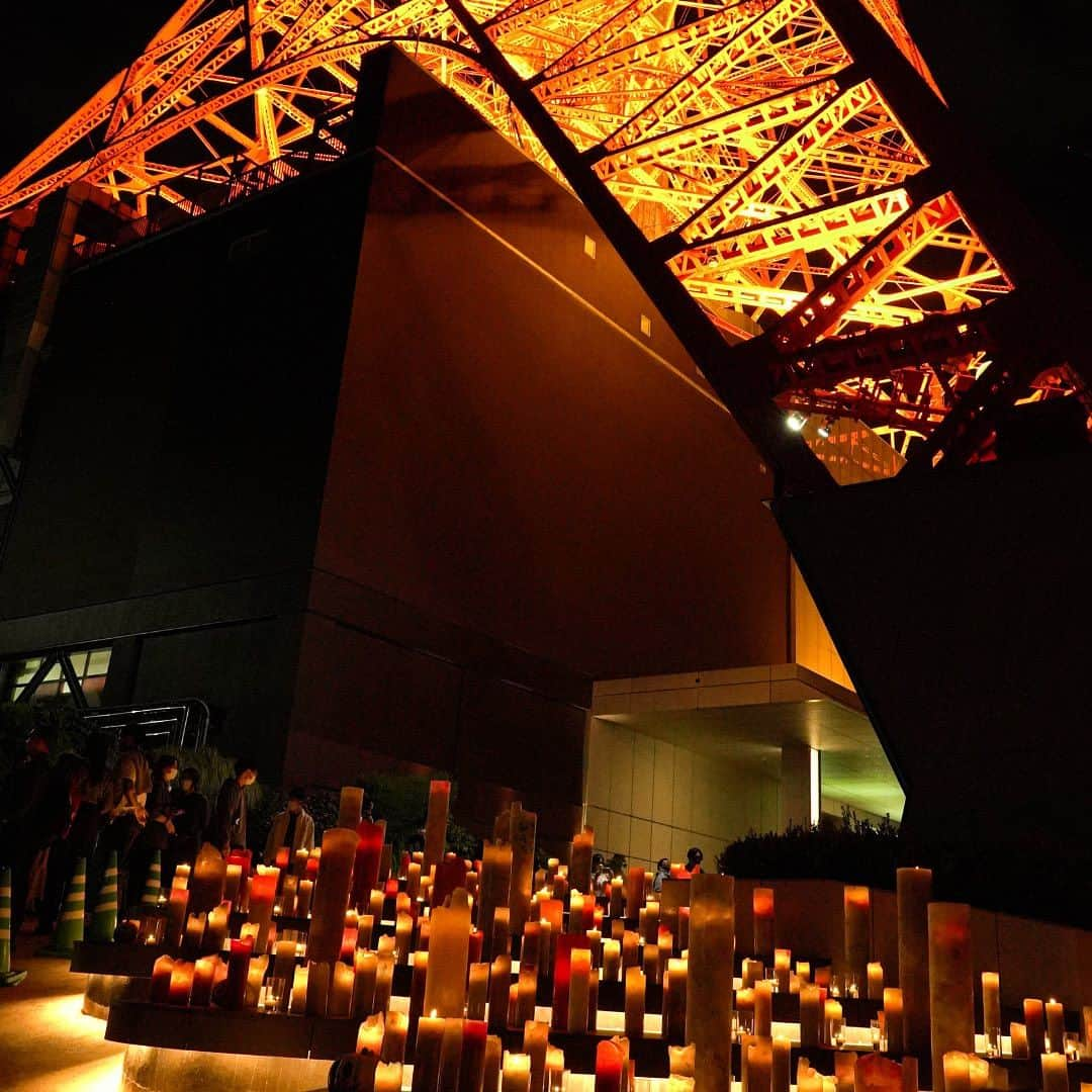 カメヤマキャンドルハウスさんのインスタグラム写真 - (カメヤマキャンドルハウスInstagram)「今週末はいよいよ「TOKYO TOWER CANDLE DAYS 2023」！  ３日間にわたって開催する過去最大級のキャンドルイベント、大きな見どころのひとつがキャンドルナイト。  東京タワーのライトアップに併せて東京タワーの足もとでキャンドルを点灯する、ここでしか体験できない「TOKYO TOWER CANDLE NIGHT」を３日間とも実施します。  東京タワーの人工的な電気の灯りと、無数のキャンドルが生み出す生火の灯り、２種類の異なる“灯りのコラボレーション”が特徴的なキャンドルナイトは必見！  ぜひ、唯一無二の幻想的なイルミネーションを実際に体感してください！  ++  #tokyotowercandledays #ttcd #jcaa #キャンドル #candle #ハンドメイド #手作り #workshop #ワークショップ #イベント #東京タワー #tokyotower #港区 #港区観光協会 #キャンドルナイト #candlenight #伝統芸能 #jca #日本キャンドル協会」10月23日 16時59分 - kameyama_candle_house