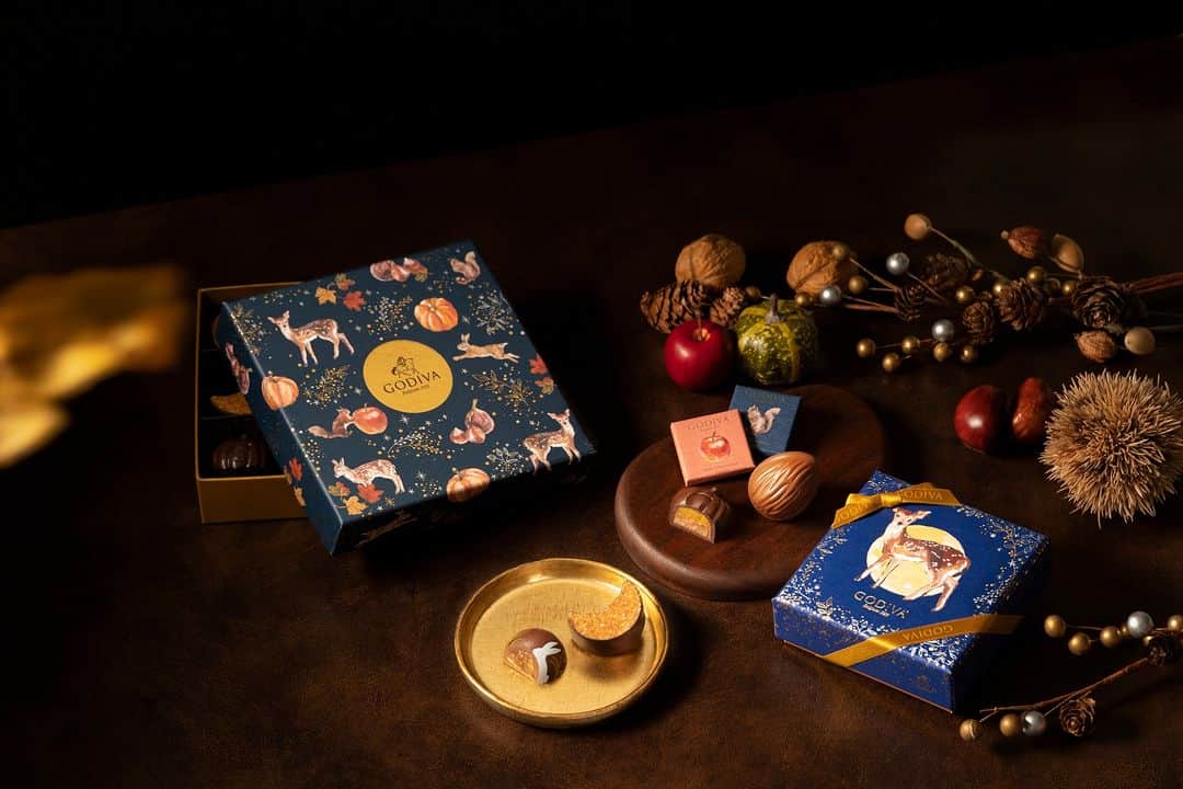 GODIVAのインスタグラム：「秋の贈り物や手土産に！「ゴディバ オータム コレクション」のご紹介です🍁  秋らしいパッケージに、季節を彩る食材を使った限定チョコレートとカレ等を詰め合わせました！ いちじくとペカンナッツのガナッシュが芳醇で奥深い味わいの「フィグペカンナッツガナッシュ」と、 ウォルナッツ&アーモンドプラリネに、風味豊かなかぼちゃとオレンジのガナッシュを重ねた「パンプキンウォルナッツ&アーモンドプラリネ」は本コレクション限定✨  是非この機会にお楽しみください！  ==【商品詳細】================================= ■「ゴディバ オータム コレクション」 夜空に浮かぶ美しい月の下、秋の味覚を楽しむ森の動物たちをイメージしたボックスに、 季節を彩る食材を使った限定チョコレートと新登場のフレーバーのカレなどを詰め合わせました。 贈り物にはもちろん、秋の美しい月を楽しむひと時のお供にどうぞ。  ■販売期間  2023年8月23日(水)~ ==============================================  #ゴディバ #GODIVA #手土産にオススメ #秋スイーツ  #チョコレート大好き #チョコレート好き」