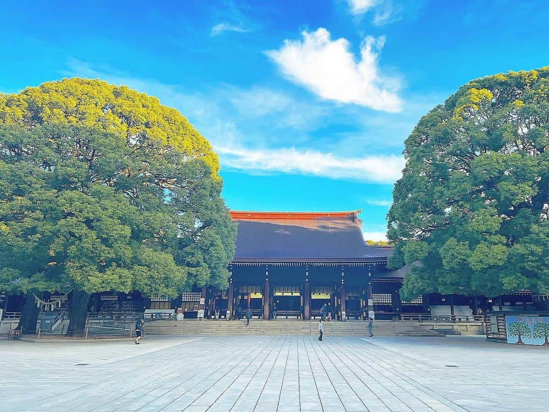 YOKANのインスタグラム：「《OhaYOKAN》  今朝の 原宿表参道は快晴なり…☀️  ちょっと 肌寒いですが  清々しく さわやかな秋晴れの朝🌅  朝ラン＆ウォークは快調でした…🏃‍♀️👟  さて  今週の YOKANは  ・アレンジ＆譜面作成 ・各種レコーディング ・StoryRocking『ピーチ』公演 ・ラジオ番組の収録、編集＆完パケ ・遅れている事務作業⁈ ・ゴミ拾いのボランティア ・合間に断捨離＆大掃除レンジャー  楽しみながらがんばりまーす…🙋‍♀️  みなさま  笑顔でステキな1週間を…💓  ※今朝の  《YOKAN散歩》  街角アート写真は  神社仏閣シリーズ…⛩️  『明治神宮・本殿』  しょっちゅう 来てはいるのですが  写真の アップは3か月ぶりです❣️  #harajuku #omotesando #tokyo #原宿 #表参道 #morning #朝 #running #ジョギング #朝ラン #walking #ウォーキング #朝活 #OhaYOKAN #YOKAN散歩 #YOKAN #streetart #街角アート #shrinesandtemples #神社仏閣 #MeijiJingu #インスタ映え #instagram #tokyocameraclub #笑顔でステキな1日を💓」