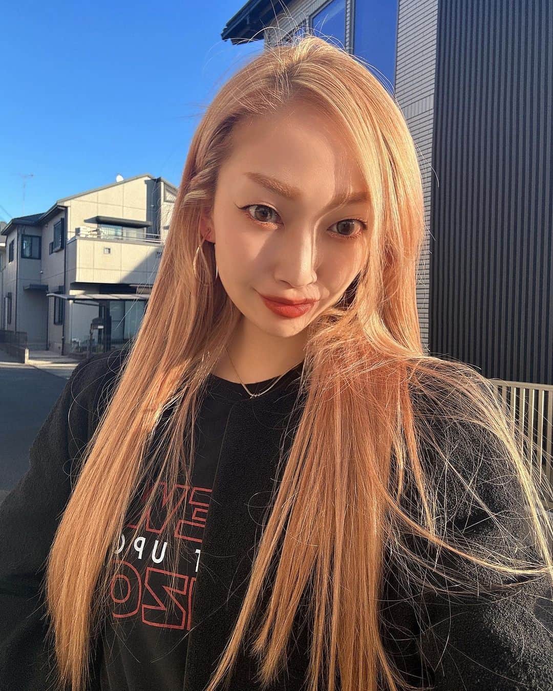 のインスタグラム：「仕事モードな私と 休日にカジュアルな私♡ 顔が年々キツくなる💭💭💭 から前髪の分け目を変えてみたりします♡ 顔は変わらないけどw どーでもいいけど趣味は運転です♡」