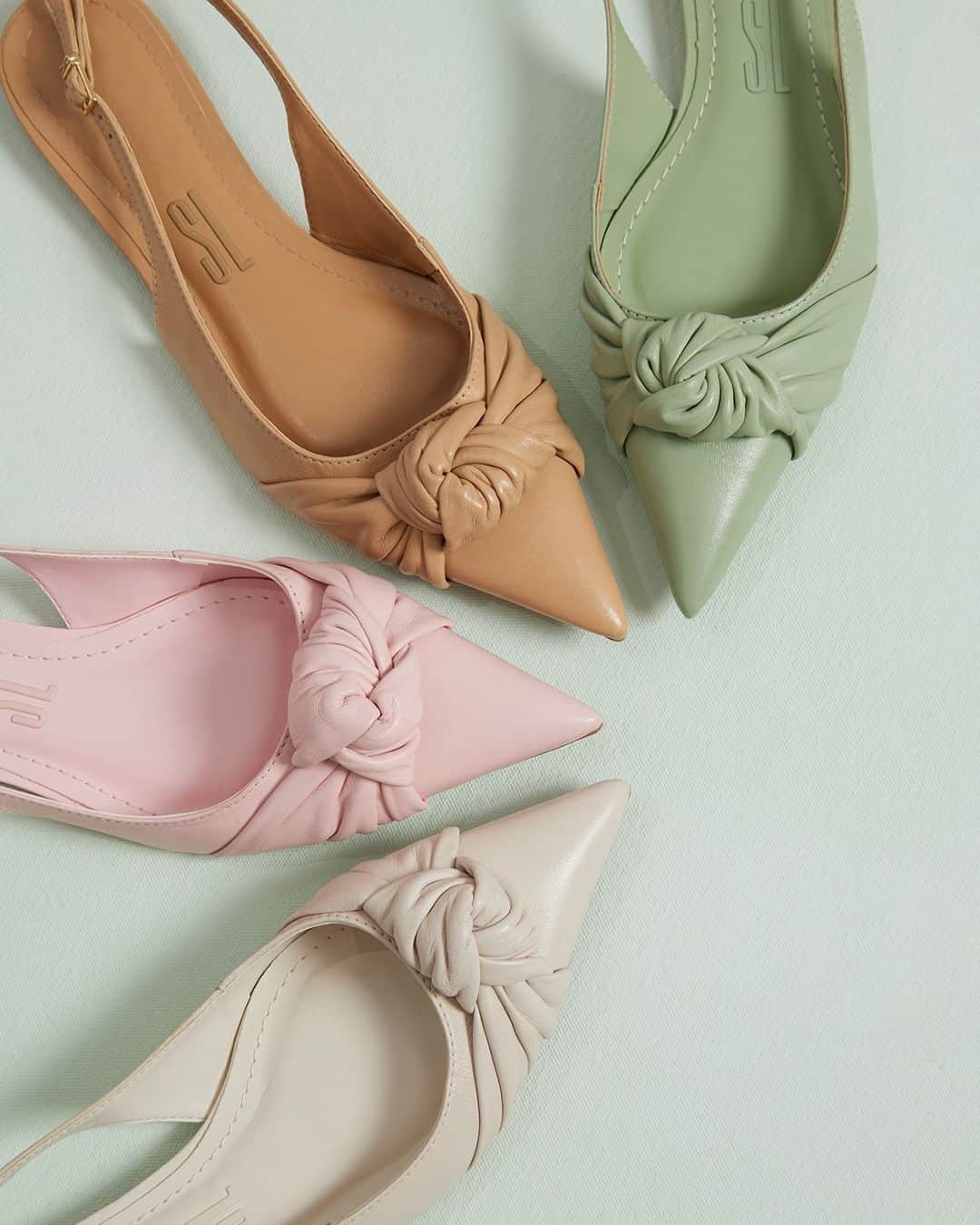 Santa Lollaのインスタグラム：「Para um visual casual e fashionable, o slingback volta com tudo e desponta como aposta certeira para aliar conforto e atitude fashion. As cores dessaturadas e o detalhamento de nó no cabedal arremata a construção com uma estética ainda mais feminina elegante. [ R$229,90 cada ] #santalolla #santalollaverao24 #candycolors #slingback #pointedflats」
