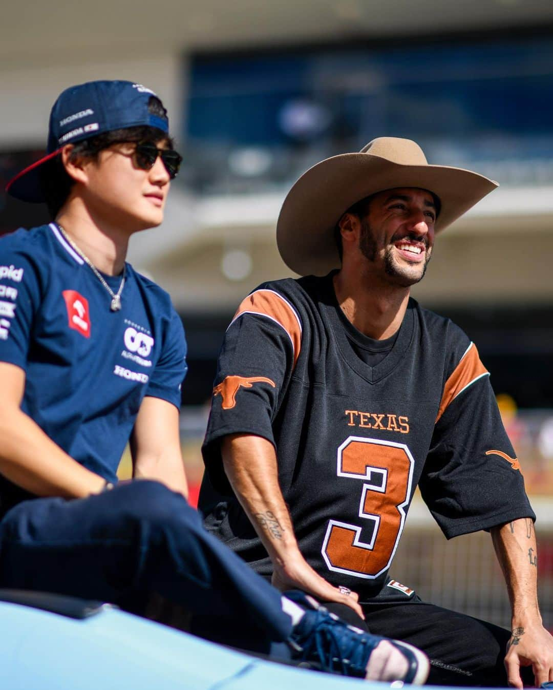 ダニエル・リカルドさんのインスタグラム写真 - (ダニエル・リカルドInstagram)「Tough day, some damage on the car cost us pretty big unfortunately. It’s the way it goes, Austin you always have my heart. Until next year. Hook ‘em 🤘」10月23日 8時00分 - danielricciardo