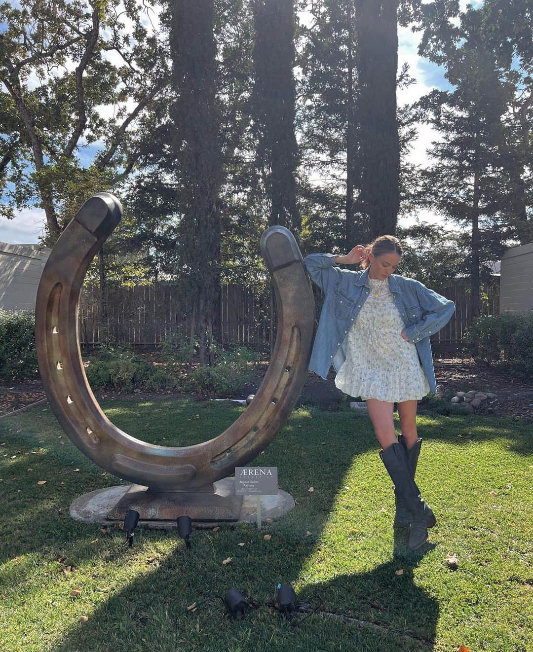 ケイトリン・カーターのインスタグラム：「one of my favorite things about @macarthurplace is its rotating artwork and sculptures. it’s been fun to walk around and explore what’s new since the last time I was here. this horseshoe was a fav!」