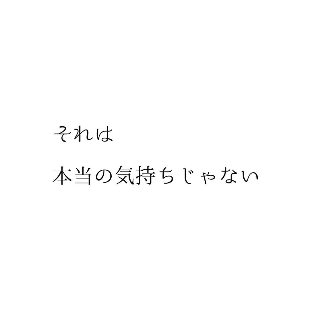 堀ママさんのインスタグラム写真 - (堀ママInstagram)「認められたいと 思ってる限り 認められないわ  自分のことを置いてけぼりで 自分のことを大切にしてないのに だれが大切に扱ってくれるものですか  人のことばかり気にして 人のことばかり見て 人に好かれるように行動して  自分でもつまんないし 他人から見てもつまんないわよね  自分らしく生きることと わがままに生きることは違うし 自分の気持ちを大切にすることと 他人の気持ちをないがしろにすることも違うわ  だから 安心して 自分の気持ちを大切に 自分のしたい行動をしたらいいのよ  だって 自分らしくないんだもの 輝いてないんだもの  認められることが どうでも良くなったとき  不思議と 認められるようになるものよ  自分がどうしたいか 自分の気持ちを まず大切にしなくちゃ 自分の人生を生きましょ  #承認欲求 #認められたい #自己肯定感 #自分軸 #他人軸 #メンタル#メンタルヘルス #マインド #マインドフルネス  #自分を大切に   #大丈夫」10月23日 8時02分 - hori_mama_