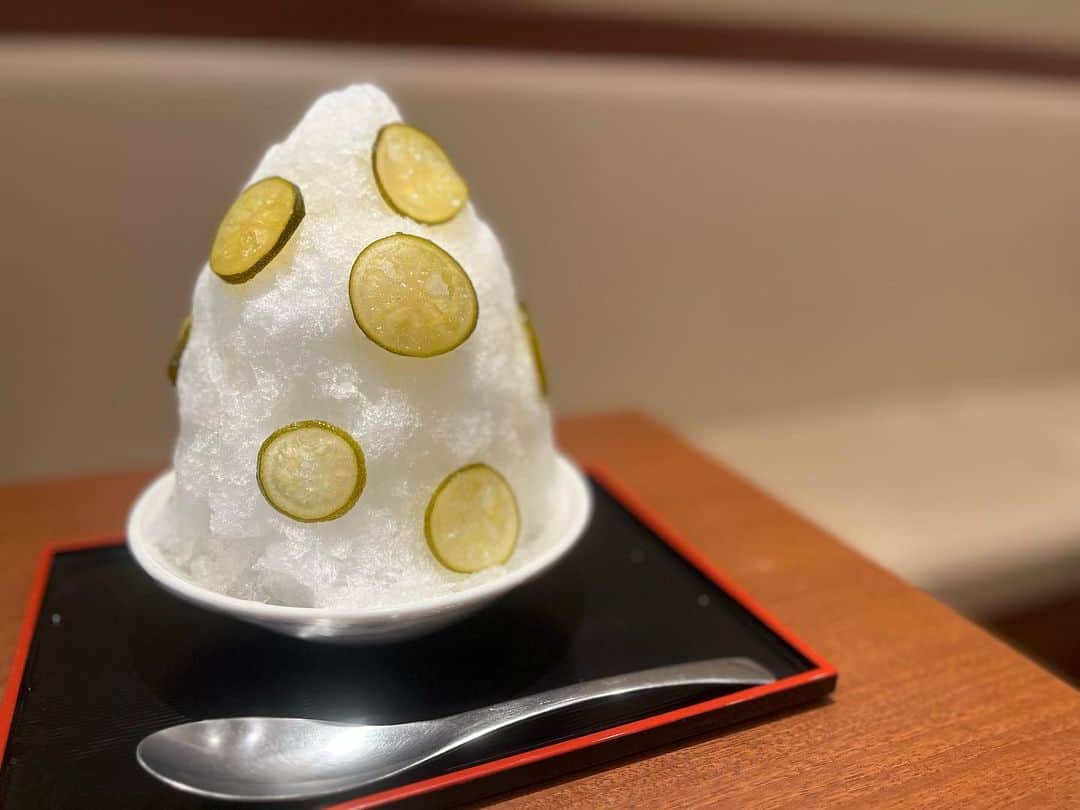 原田麻子のインスタグラム：「すだち  何度でも食べたい大好きなすだち…  輪切りのおいしさがたまらんあと3倍張り付けてあっても良い。  #かき氷#かき氷🍧#おやつ#ごはん#sweets#shaveice#東京かき氷」
