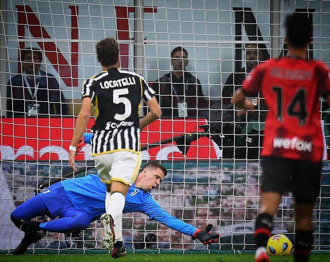 ヴォイチェフ・シュチェスニーさんのインスタグラム写真 - (ヴォイチェフ・シュチェスニーInstagram)「An important win for us in Milan +3💪  #MilanJuve #ForzaJuve #finoallafine ⚪️⚫️」10月23日 8時05分 - wojciech.szczesny1