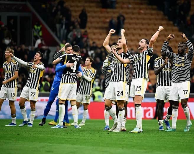 ヴォイチェフ・シュチェスニーさんのインスタグラム写真 - (ヴォイチェフ・シュチェスニーInstagram)「An important win for us in Milan +3💪  #MilanJuve #ForzaJuve #finoallafine ⚪️⚫️」10月23日 8時05分 - wojciech.szczesny1