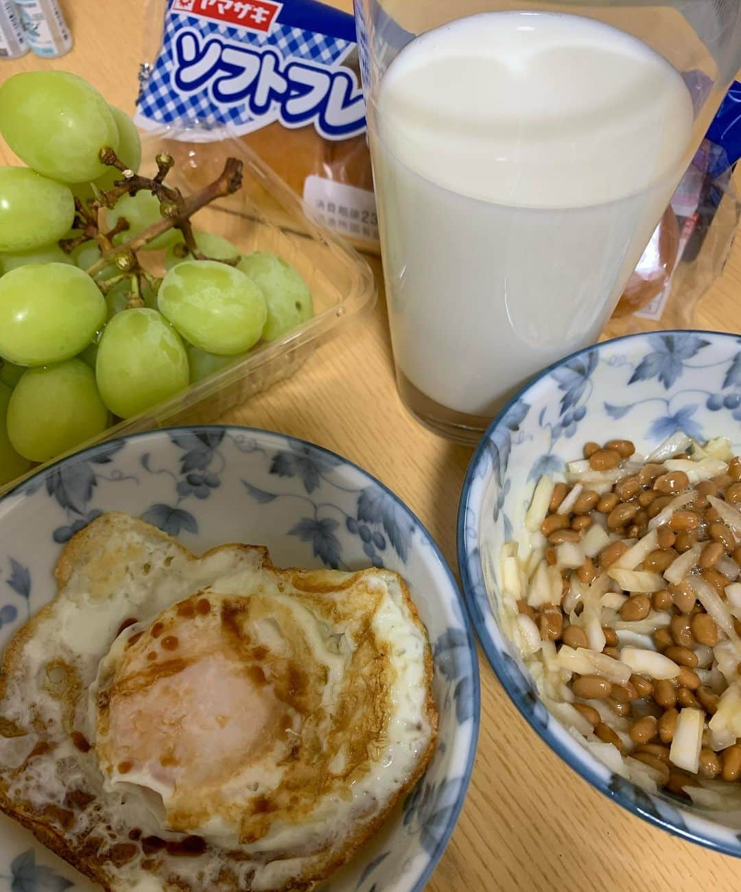 村上ショージのインスタグラム：「おはよう😃昨日買っていた懐かしいパン大好きなんです^_^朝から訳のわからん朝ごはん頂き幸せです😀」