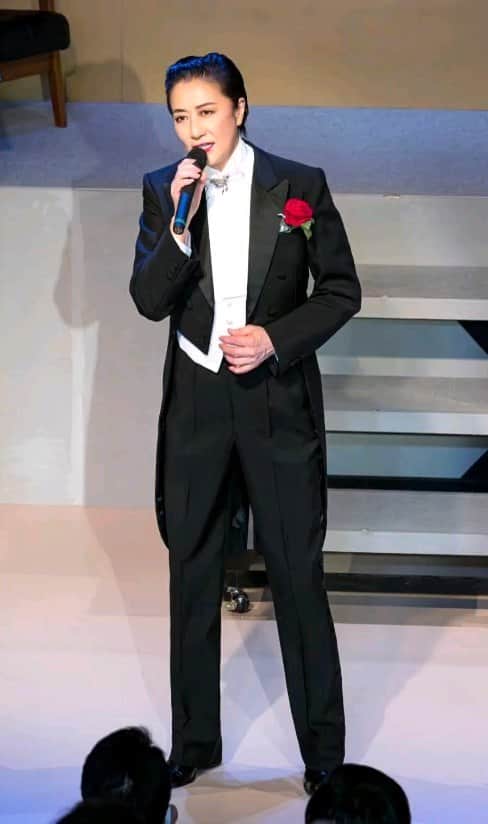 高汐巴のインスタグラム：「「だれがオバンやねん!」より」