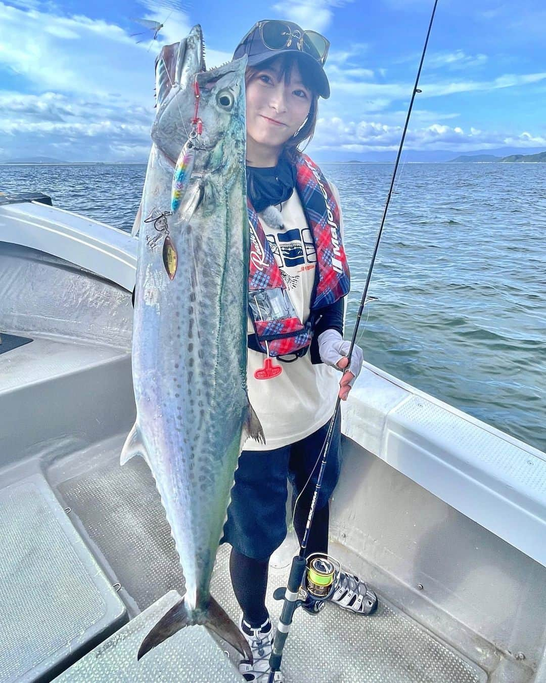 高本采実のインスタグラム：「🎣 玄界灘へ2DAYS釣行！  1日目：SLJ 九州の渋いは、関西のええ感じぐらい釣れますね〜😂🎣 魚影の濃さなのか！？  なんだかんだオフショアでは初めてやったジグサビキ（ジグ+サビキ） 手乗りカサゴからサワラ、マゴチなど他魚種に遊んでいただきました✌︎  初心者の方でも手軽に楽しく釣りができるのでオススメの釣り種ですっ🎣  2日目：デイイカメタル 関西ではなかなかない、日中でのイカメタル！ ティップが入ったり浮くあたりを見て捉えて掛ける、楽しい釣り🤤 ダブルで釣れたり、4人全員ヒットしたり🦑 夜と違って虫が来ないから安心&集中して釣りできるので、個人的にはデイ派かもしれません🥺🎣  📺 ソルパラTV @saltparatv （YouTubeで見れます）  ⛴️ @guns.fishing  . . . .  #SLJ #サワラ #カサゴ #アラカブ #マゴチ #ジグサビキ #ケンサキイカ #イカメタル #デイイカメタル #玄界灘 #GUNS #福岡 #ソルパラTV #majorcraft #大物ハンター #アングラー #fishinggirl #钓鱼 #高本采実 #あやみん #ayamistagram」