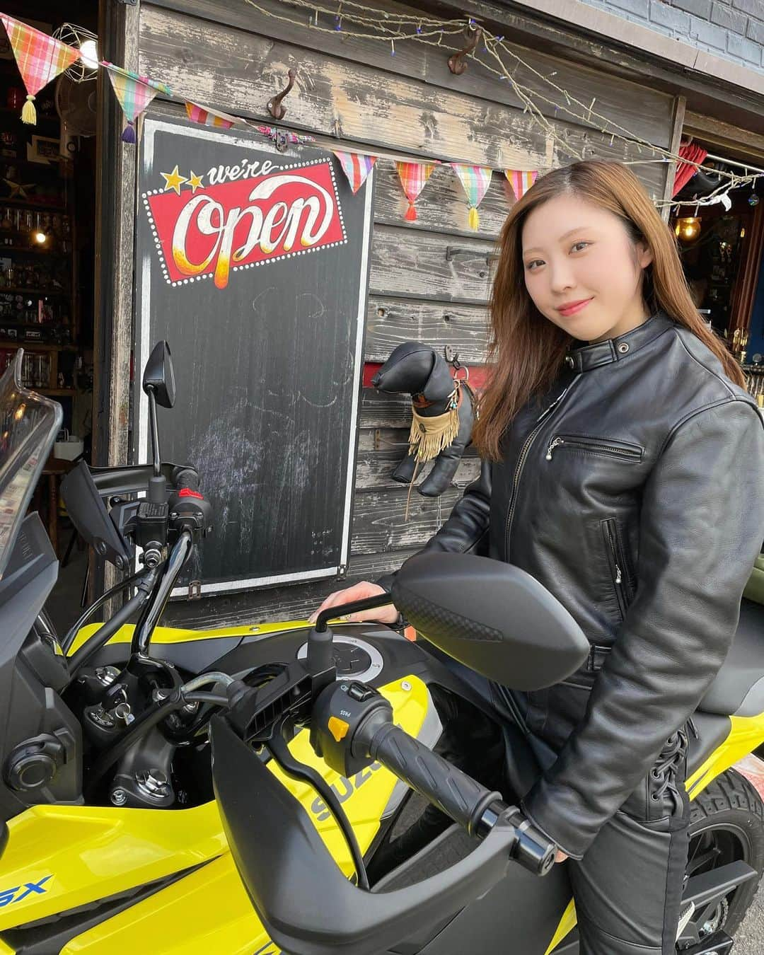 榎本セナのインスタグラム：「先日のLady's Bike撮影オフショット📸🏍⠀ ⠀ ⠀ ⠀  #vstrom250sx  #ladybike #女子旅 #suzuki  #バイク女子 #レースクイーン #makeup #model #モデル #japanesegirl #Japan  #portrait #photography #ポートレートモデル #ファインダー越しの私の世界 #hairstyle #ギャル #清楚系女子 #写真好きな人と繋がりたい #photo_jpn  #cool #beauty#いいね返し #goodmorning#車好きな人と繋がりたい #バイク好きな人と繋がり#ツーリング #ツーリングスポット」