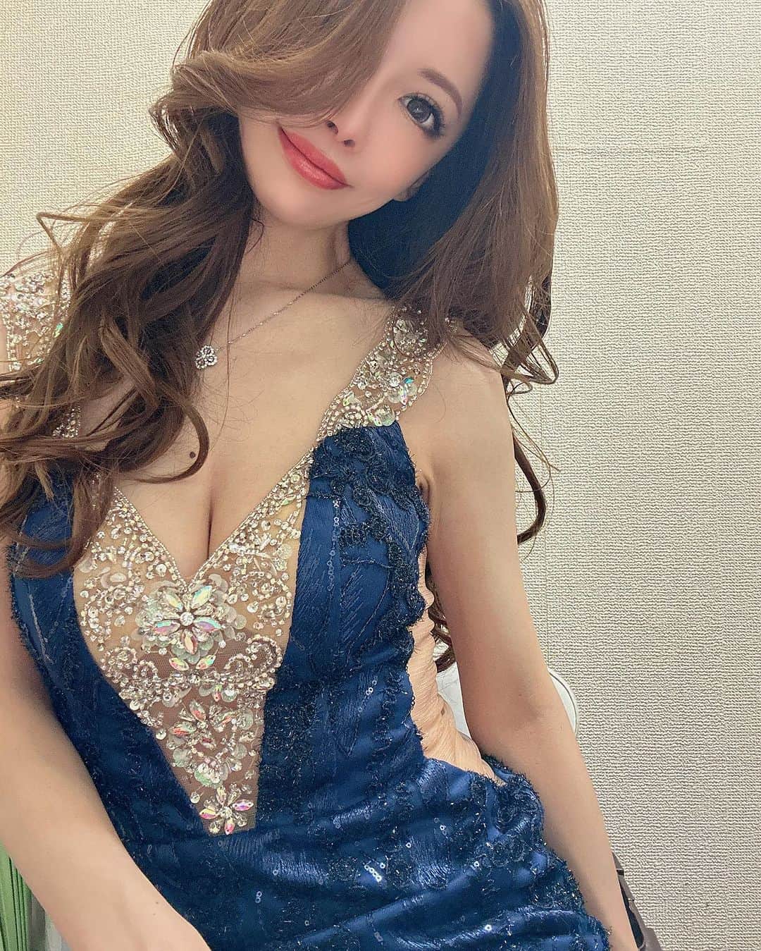 美沙のインスタグラム：「今月の新作は👗💙 派手色じゃないのにキラキラゴージャスー💎✨ 肩と胸のキラキラも可愛い💎✨ 大人感あるけどおとなしすぎない💭 私にピッタリです💎💓  @angelr_dress  #angelR #エンジェルアール #キャバ嬢ドレス #ドレス通販 #ゴージャスドレス #ミニドレス #盛れドレス #キャバクラ #中洲キャバ嬢 #clubREX」