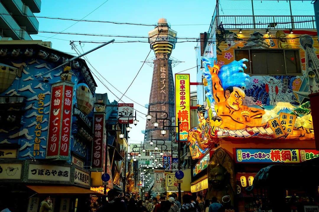 あすかのインスタグラム：「・ 大阪旅行 道頓堀は派手な看板がたくさんで 見て歩くだけでも楽しかった😊  グリコの看板前では みんな両手あげてて なんか陽気でいいね👍  最終日は吉本新喜劇も見て 大阪を大満喫しました！！ おもしろかったー！！！  #道頓堀食べ歩き #通天閣 #グリコ看板  #よしもと新喜劇  最後のラーメンは @marudesankaku  鯛のスープ美味しすぎた🤤 ・」