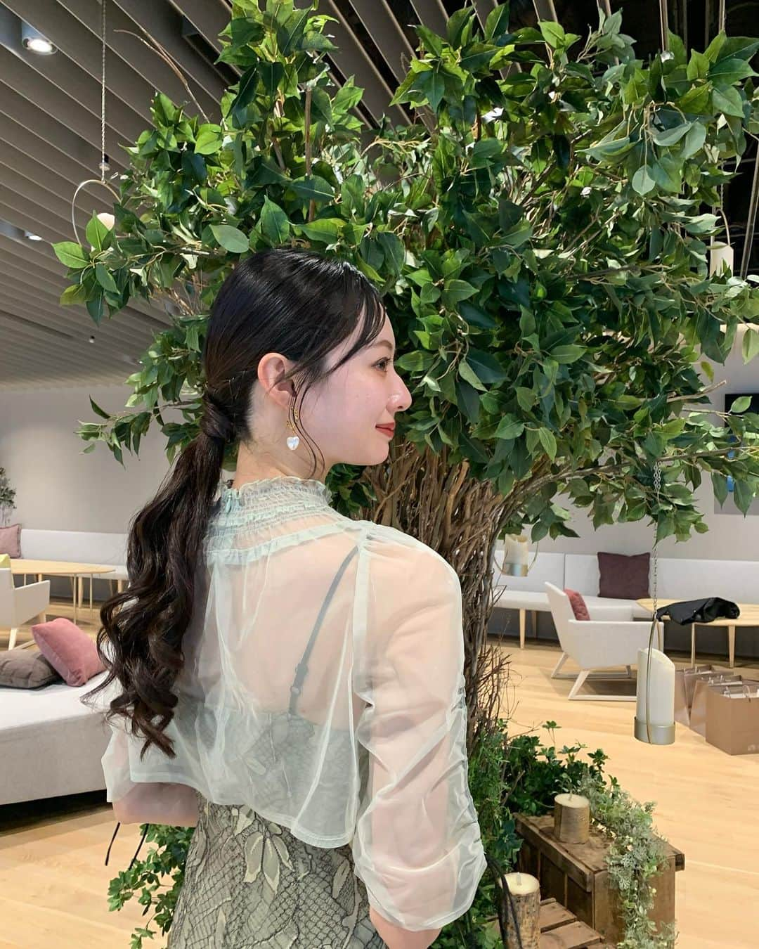 川村まりさんのインスタグラム写真 - (川村まりInstagram)「友人の結婚式に💍 可愛かった…😭🤍素敵な時間を過ごさせてくれました…  前髪伸ばそうと思って最近流してて、今回は黒髪をいかそうと、タイトめにしてもらった〜珍しくない？  #お呼ばれヘア #お呼ばれドレス #お呼ばれヘアアレンジ #結婚式#結婚式コーデ #結婚式ヘアアレンジ #結婚式ヘアアレンジ #黒髪ロング #黒髪ヘア」10月23日 8時19分 - marimari725