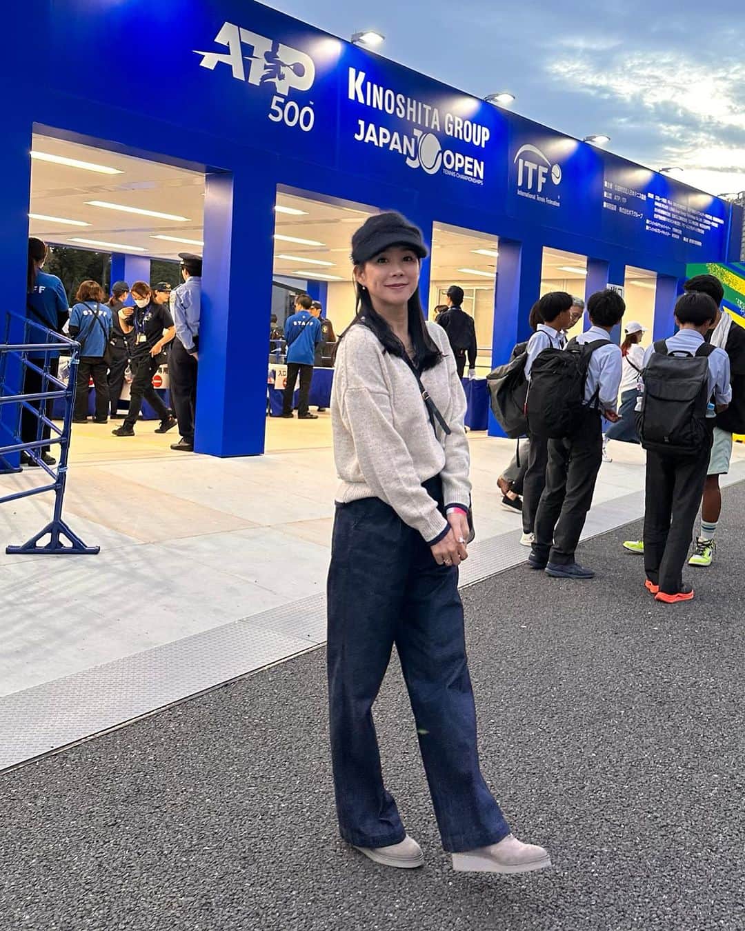 紙本真琴さんのインスタグラム写真 - (紙本真琴Instagram)「#macotostyling  キラキララメの入ったチルデンニットとワイドデニムパンツで テニスジャパンカップの観戦へ🎾  @andon_jionestore の展示会でオーダーした　@jines_official の新作  シルク混で上質なニットは大人カジュアルの味方！  今期はパステルカラーのフワフワニットも多く取り揃えていて見ているだけでも気分が上がったな🎵  #PR #andonjionestore #jines #チルデンニット #スタイルアップコーディネーター #macotokamimoto #アラフィフコーデ #大人カジュアル #51歳 #ワイドデニム #デニムコーデ」10月23日 8時33分 - macoto.kamimoto