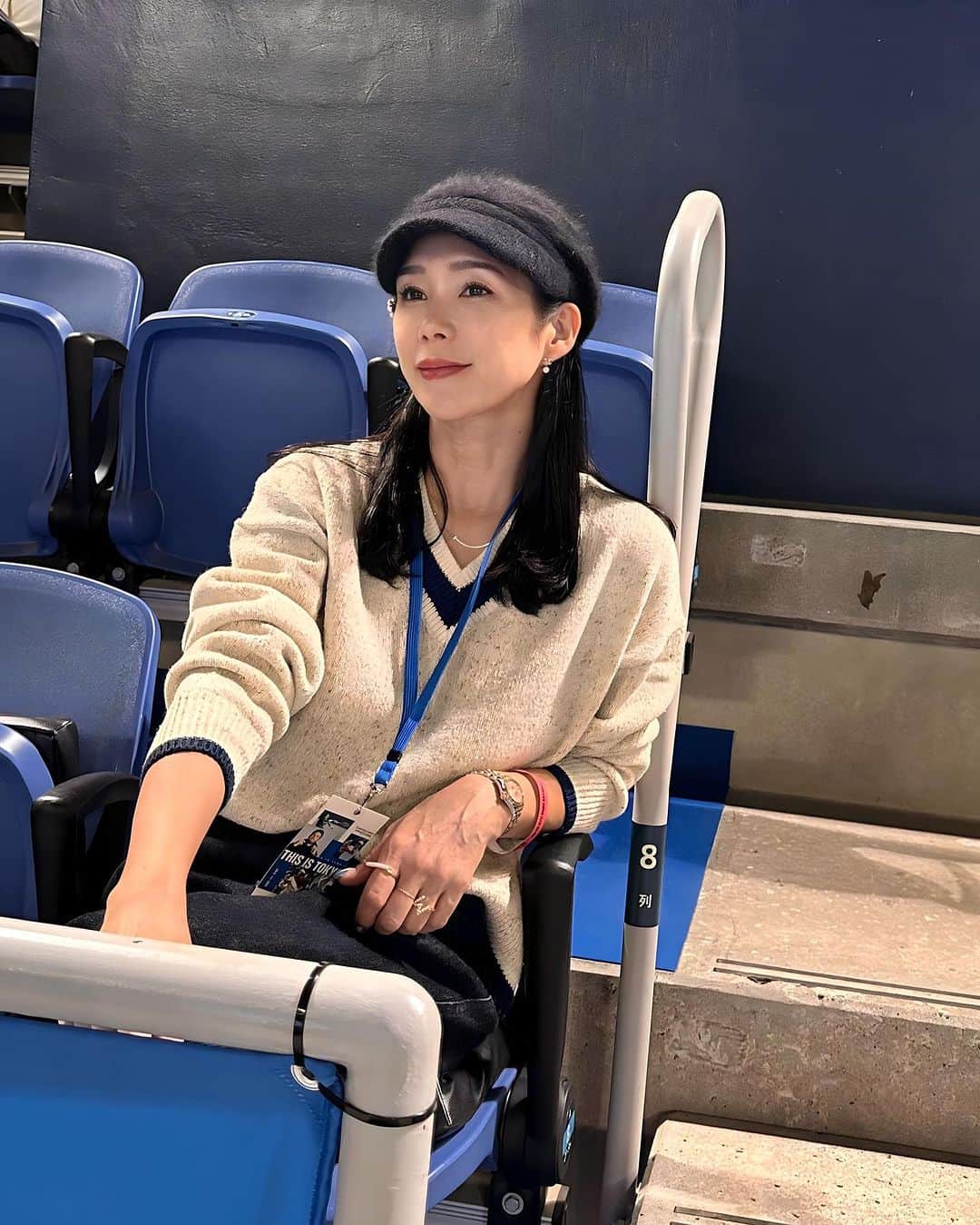 紙本真琴さんのインスタグラム写真 - (紙本真琴Instagram)「#macotostyling  キラキララメの入ったチルデンニットとワイドデニムパンツで テニスジャパンカップの観戦へ🎾  @andon_jionestore の展示会でオーダーした　@jines_official の新作  シルク混で上質なニットは大人カジュアルの味方！  今期はパステルカラーのフワフワニットも多く取り揃えていて見ているだけでも気分が上がったな🎵  #PR #andonjionestore #jines #チルデンニット #スタイルアップコーディネーター #macotokamimoto #アラフィフコーデ #大人カジュアル #51歳 #ワイドデニム #デニムコーデ」10月23日 8時33分 - macoto.kamimoto