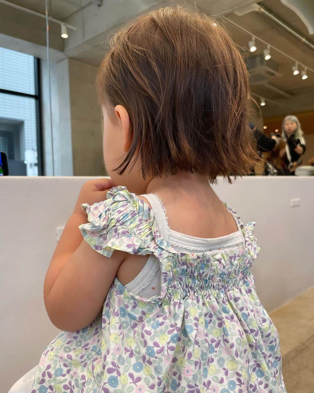 淺川美穂のインスタグラム：「いつも来てくださるお客様の娘さんカット✂︎  ほんとに天使👼 可愛い過ぎ🧡  Bob✂︎  ⚠️初めてのお客様のkidsカットのみのご予約はお受けしておりません。 よろしくお願い致します🙇‍♀️」