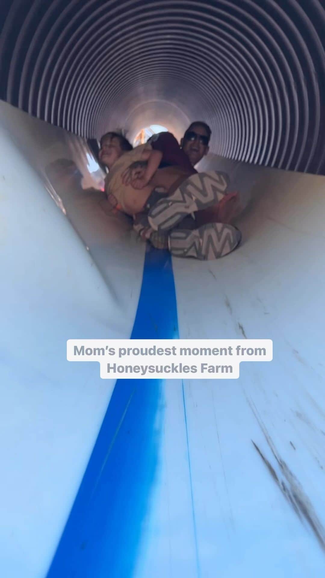 カミーユ・グアティのインスタグラム：「Pumpkin Patch Fun @honeysucklehillfarm   #nashville  #october  #pumpkinpatch  #halloween」