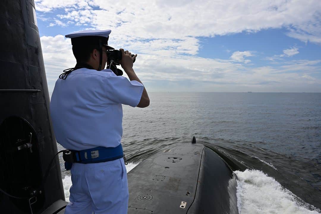 海上自衛隊さんのインスタグラム写真 - (海上自衛隊Instagram)「潜水艦の見張りはこんな場所からも。 なかなかのレアショットですよ📸  #安全ベルトを着けています #潜水艦 #視線の先に #ここでしか見れない景色 #クジラの背に乗って」10月23日 8時30分 - jmsdf_pr