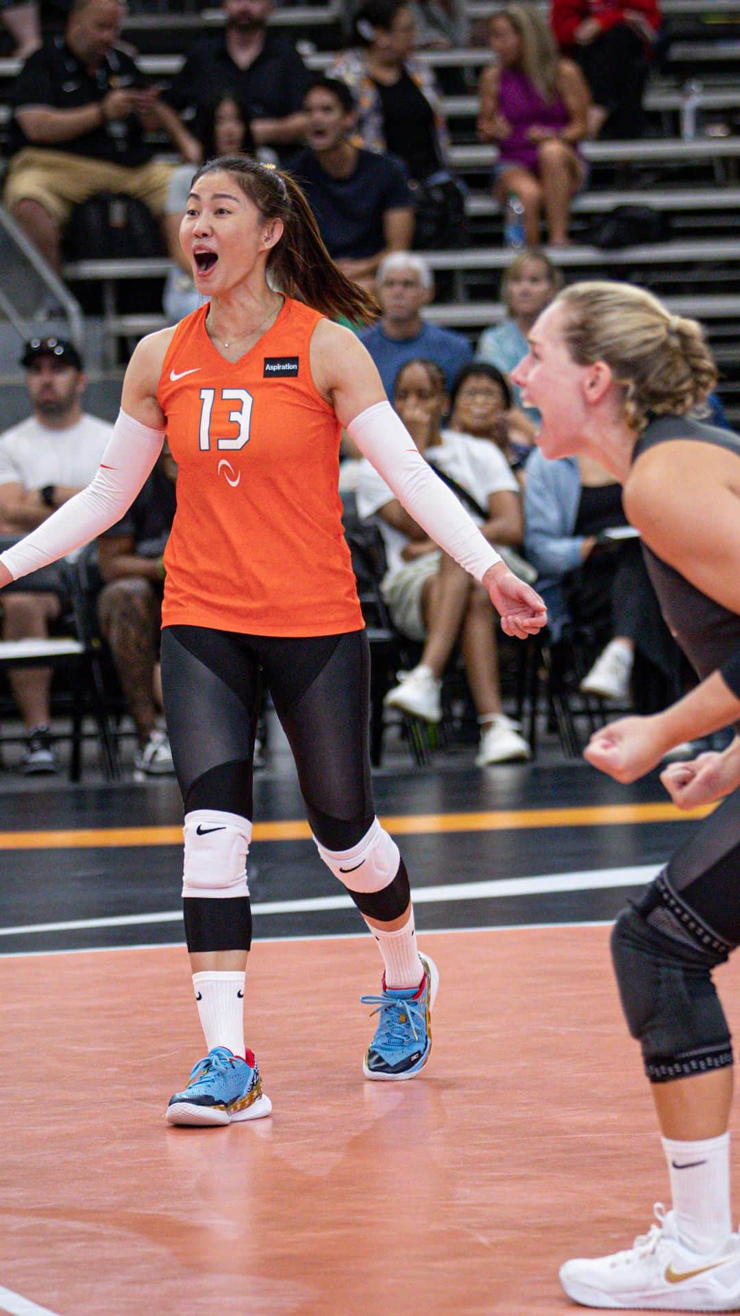 ヌットサラ・トムコムのインスタグラム：「REMINDER: ITS NOT OVER TIL ITS OVER 🗣️  A huge dig from @genesis.collazo7 and play off the net from @nootsara13 to earn Team Hentz the point 👏  #AUVB | 📺 ESPNU」