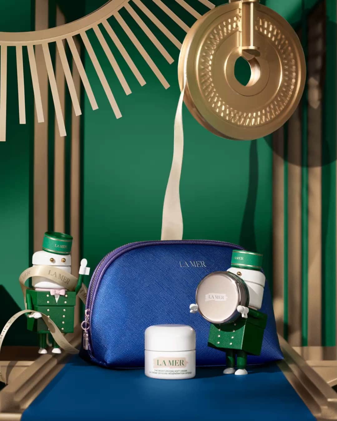 ドゥラメールのインスタグラム：「Step inside The Atelier of Wonder to shop our exclusive holiday sets.  • The Smoothing Moisture Collection: This luxurious duo absorbs deeply into skin's surface to reveal a hydrated, healthy look. • The Energize & Replenish Collection: A 4-piece regimen that replenishes skin and awakes radiance. • The Genaissance de La Mer Discovery Collection: A trio of our most potent miracles to accelerate renewal and help transcend virtually all visible signs of time.  #LaMer #LaMerSkincare #LoveLaMer」