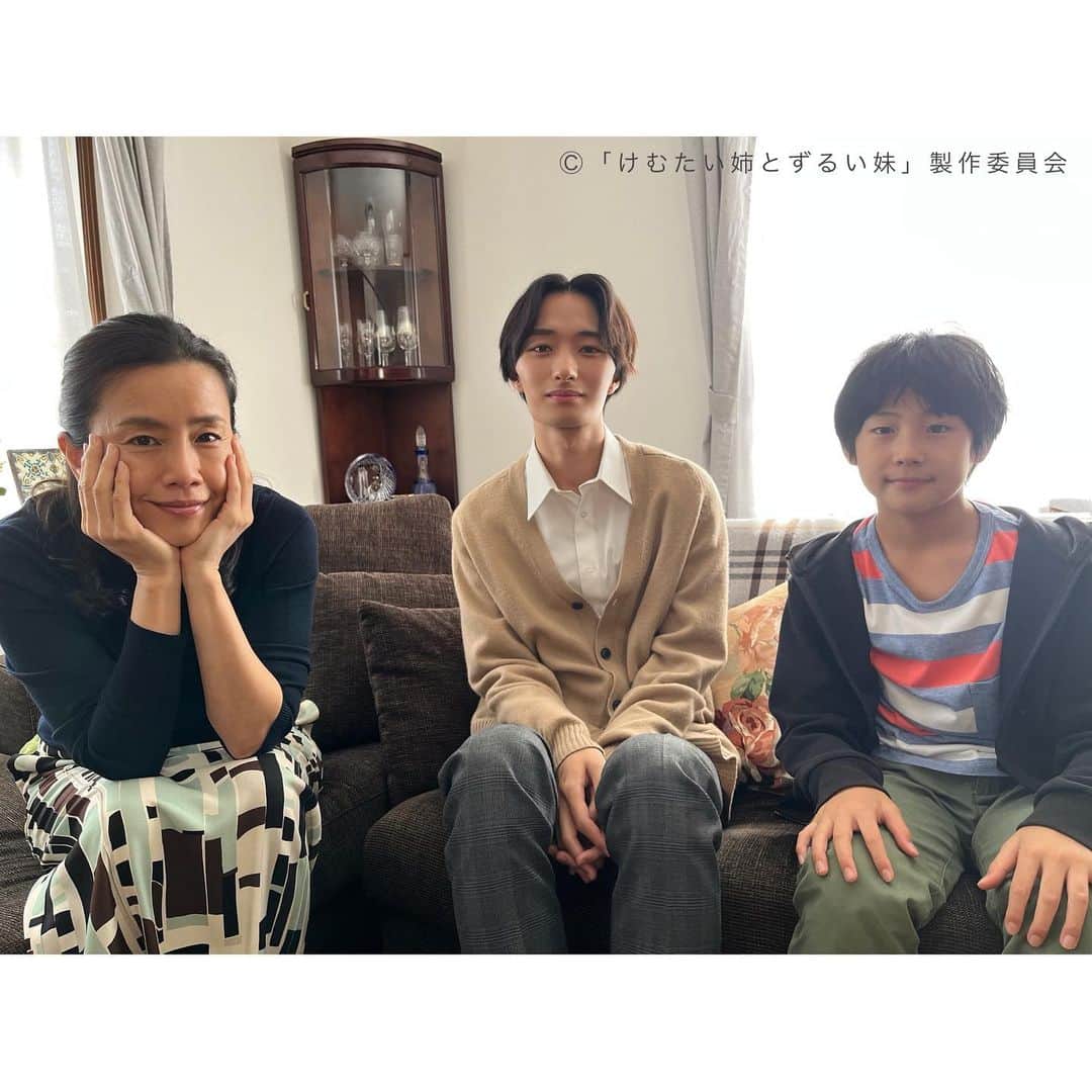 けむたい姉とずるい妹のインスタグラム：「. 😈三島朝子役( #渡辺真起子 さん) 😈学生律役( #村田凪 さん) 😈小さい頃の律役( #熊谷武尊 さん) 律の実家でオフショット🏠  ／ 『#けむたい姉とずるい妹 』 第3話は今日！ 10/23(月)夜11:06放送🪄 ＼  1、2話は #TVer で無料配信中🎗 tver.jp/episodes/ephkhavw72 U-NEXTなどでも配信中💠  #テレビ東京 #けむずる  #栗山千明 #馬場ふみか #栁俊太郎  #桜田通 #雛形あきこ  #オフショット」