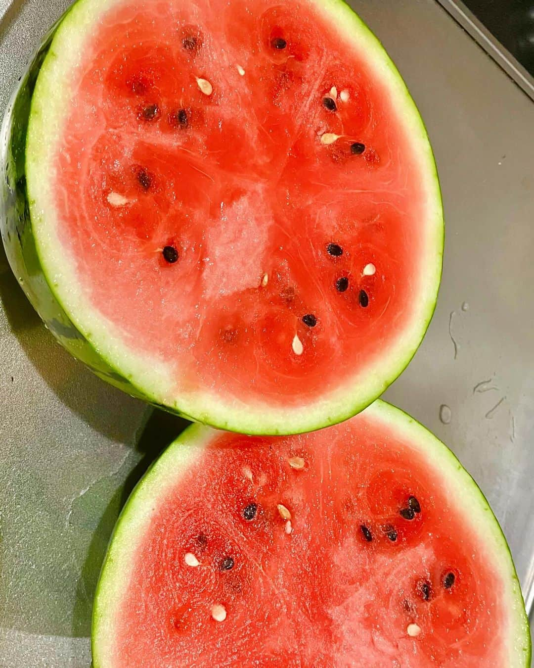 常盤よしこさんのインスタグラム写真 - (常盤よしこInstagram)「秋スイカ🍉 今が旬❤️ 春のスイカに負けないくらい 甘くて美味しい😋 今朝のWakey Wakeyでご紹介😍  道の駅すいかの里植木で まもっちゃん農園の秋スイカ みなさんもお試しあれー😋  #道の駅すいかの里植木#秋スイカ#まもっちゃん農園#ウェイキーウェイキー#rkkラジオ#wakeywakey#ウェキ2」10月23日 8時35分 - yoshiko.tokiwa