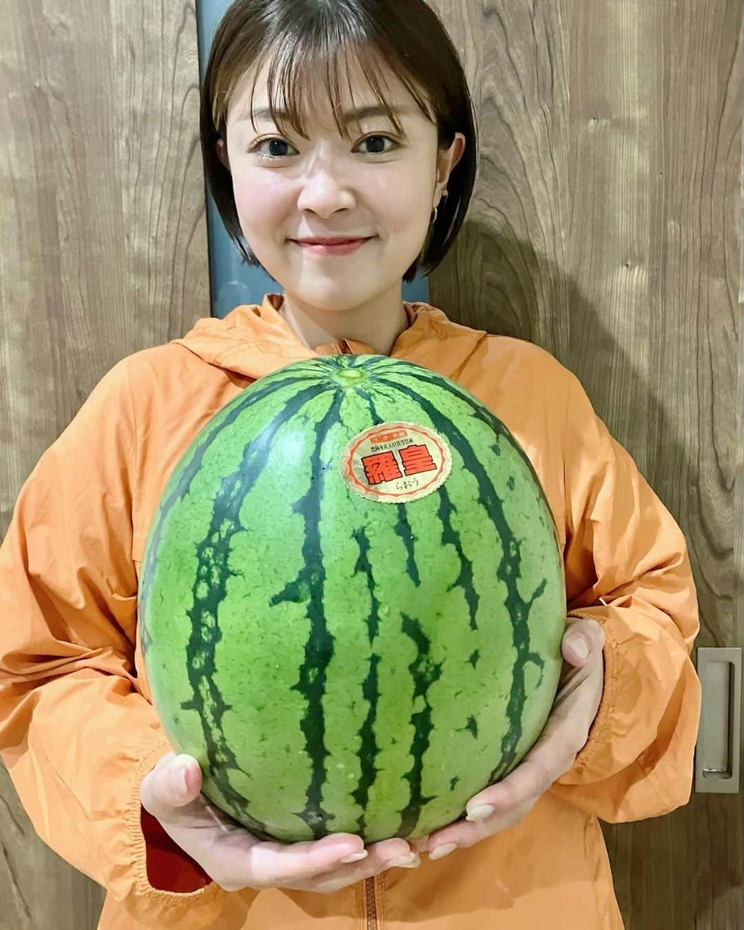 常盤よしこさんのインスタグラム写真 - (常盤よしこInstagram)「秋スイカ🍉 今が旬❤️ 春のスイカに負けないくらい 甘くて美味しい😋 今朝のWakey Wakeyでご紹介😍  道の駅すいかの里植木で まもっちゃん農園の秋スイカ みなさんもお試しあれー😋  #道の駅すいかの里植木#秋スイカ#まもっちゃん農園#ウェイキーウェイキー#rkkラジオ#wakeywakey#ウェキ2」10月23日 8時35分 - yoshiko.tokiwa