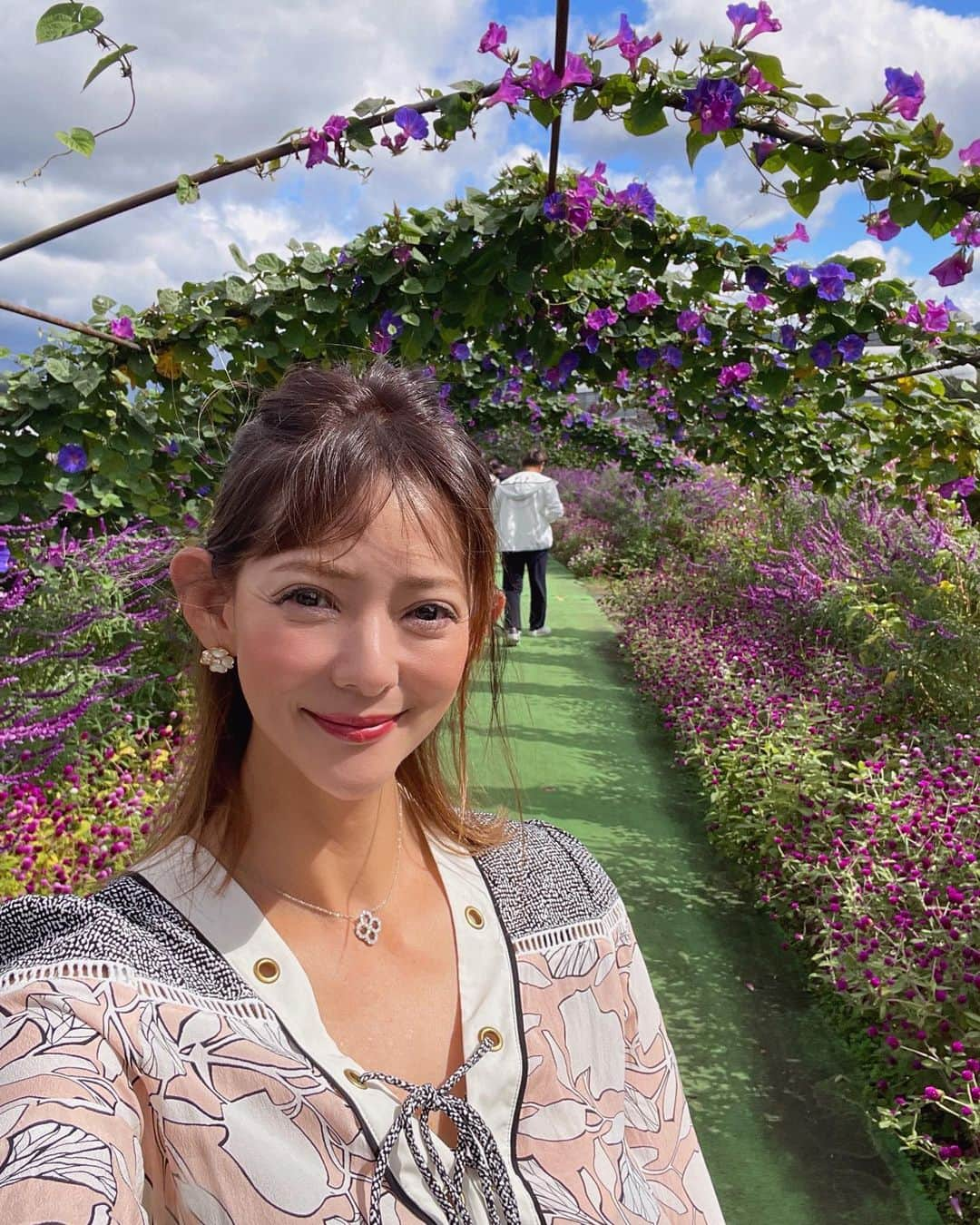 箕輪玖美さんのインスタグラム写真 - (箕輪玖美Instagram)「コスモス園をお散歩〜🌸 こんなに沢山の品種があるとは知らなかったなぁ😊 ・ ・ ランチはお風呂屋さんをリノベした可愛いカフェで🍽️ カレーがとっても美味しかった♪😋 ・ ・ お店から出ると秋祭りの獅子舞に遭遇✨ 秋の一時を満喫☺️🍂  #夢コスモス園 #コスモス #秋 #獅子舞 #秋祭り #タビジョ #タビスタグラム #京都旅行 #旅が好き #京都 #箕輪玖美」10月23日 8時36分 - kumi.111