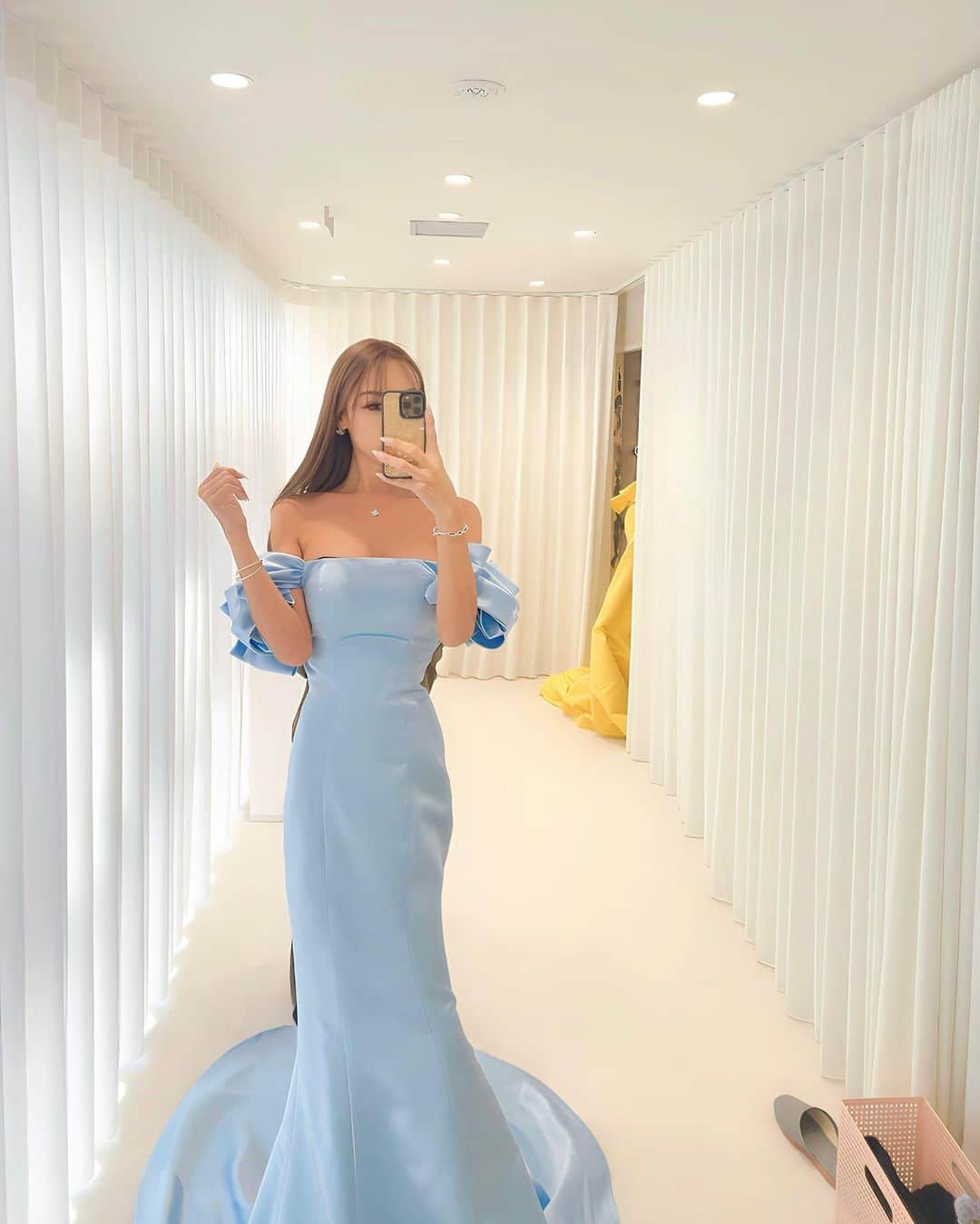 GENKINGのインスタグラム：「Let's make this week count as well🩵🩵🩵 そしてタイプすぎるドレス見つけた👗🧜‍♀️ @malco.official」