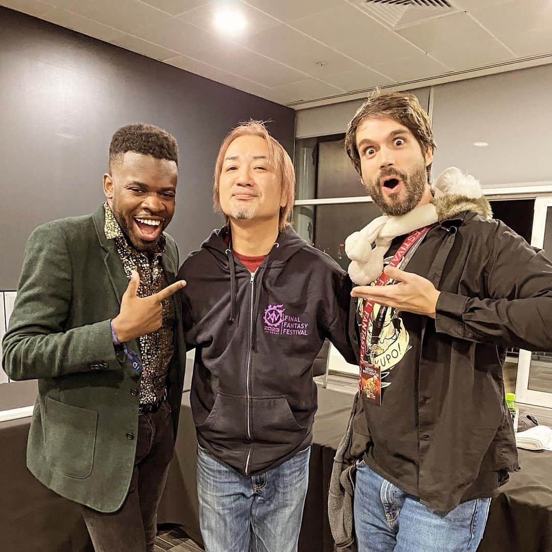 たちばな哲也のインスタグラム：「[THE PRIMALS] FF14 Fanfest London 2日目。  無事終了しました。 いやー盛り上がりましたー！ THE PRIMALSのステージも大熱狂でした。 ジェイソンのゲストボーカルは勿論素晴らしかった！  「A Long Fall」ではダンサーのみんなに加えてスペシャルゲストのアレックス[@alex_moukala]とハスキー[@huskybythegeek]がステージに参加。 終演後2人とパチリとな^ ^  超楽しかったぜー^ ^ また一緒に演れるといいね。  Londonのみんな本当に有難うございました！！ またいつか会いましょう！！ Thank You So Much !  #FF14 #ffxivfanfest2023 #London #JasonCharlesMiller」