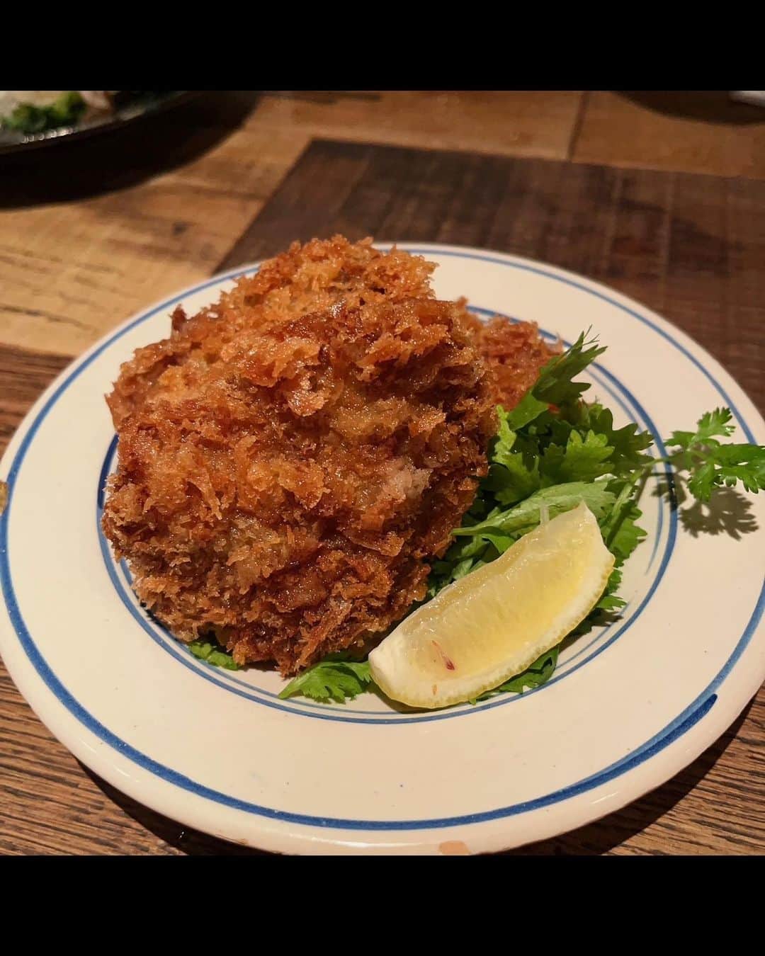茅野愛衣のインスタグラム：「おとなの週末おふしょっと🐓  オシャレなお店なのに、しっかり居酒屋メニューがあって最高〜！！ ハイボール三昧で、今回も楽しくブレてます！笑（茅）」