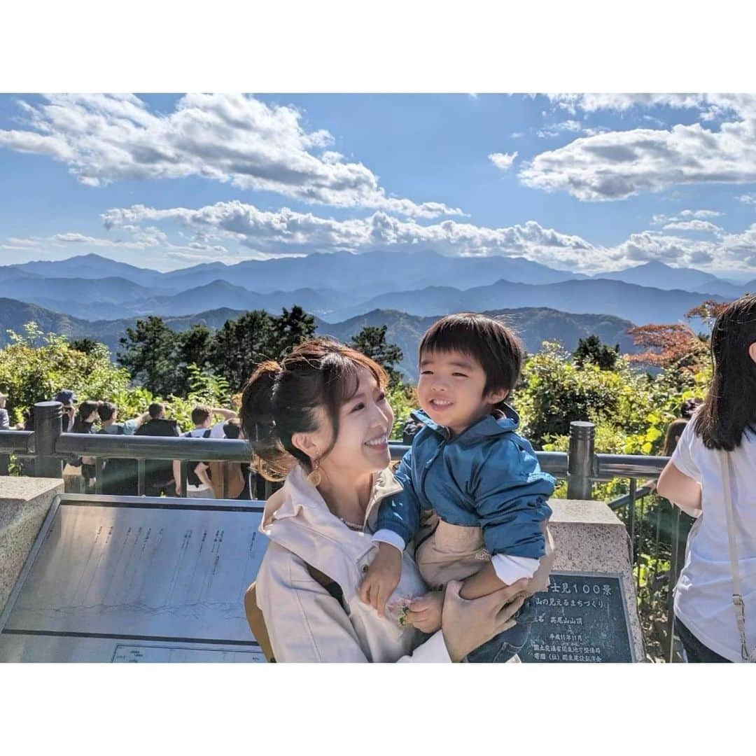 鬼頭由芽のインスタグラム：「・ 3歳の息子が初登山😌 と言っても、高尾山の途中までケーブルカーで登って 最後、大人の足で1時間くらいのコースを歩いただけ😂  大人は楽ちんだけど 3歳の割には階段や坂道も多めのハードコース！ なんとか抱っこなしで一人で歩き切りました！  念願のケーブルカーにも乗れて楽しそうだった☺️ 母の写真に付き合わされるものの、 1秒でもケーブルカーを見ていたい息子。ごめんな。  たくさん山も登ろうねー✨」