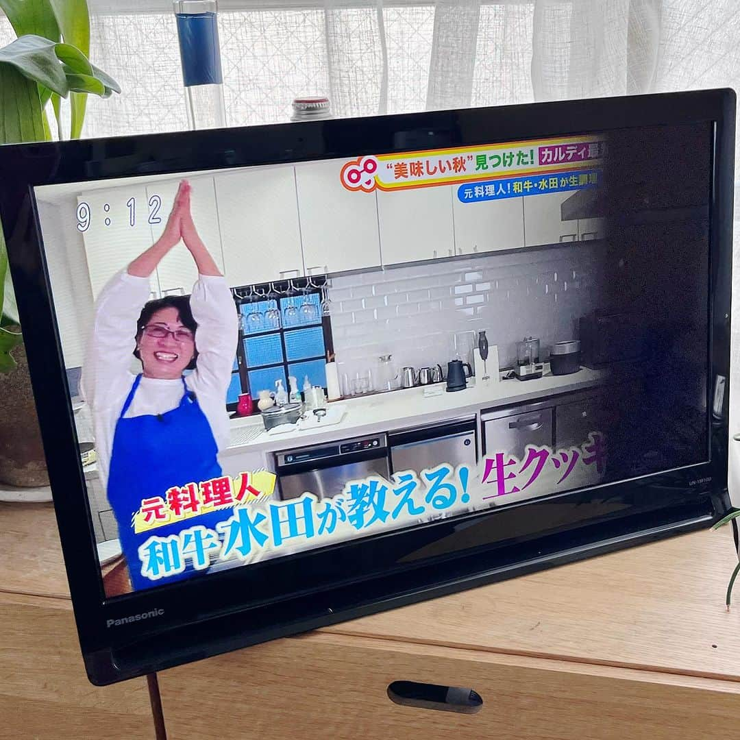 ヤミーさんのインスタグラム写真 - (ヤミーInstagram)「フジテレビ系「 #土曜はナニする ！？」#10分ティーチャー をご覧いただきありがとうございました😊 秋におすすめのKALDIレシピ4品ご紹介しました🎃  スタジオの生クッキングは、和牛・水田さんにバトンタッチ。 KALDI食材だけで作れる“サルサケサディーヤ”を作っていただきました！ 時間内に無事美味しそうに完成したのを見届けて(ハラペーニョの量を心配しつつ、、、)KALDIで買い物からの仕事へ向かいました。  フラワートルティアってほんと便利なんですよね〜。 タコスやブリトーはもちろん、ピザ生地にもいいし揚げたらスナックになるし。 常備おすすめKALDI食材です👍  レシピは番組HPに詳細あります 「土曜はナニする」で検索してHPを開き👉「10月21日（土）」👉下にスクロールすると「詳細はこちら」 があります。そこをタップするとレシピをダウンロードできます！  #土曜はナニする ！？ #10分ティーチャー  #和牛水田さん #NMB48 #渋谷凪咲 さん #kaldi #kaldiレシピ #カルディレシピ #kaldi食材 @kaldicoffeefarm  #秋レシピ #ヤミつきレシピ #ヤミー   ❤️質問です❤️ どのカルディレシピが食べてみたいと思いましたか？？  (↓タップすると投票できます)」10月23日 8時46分 - ym_3stepcooking