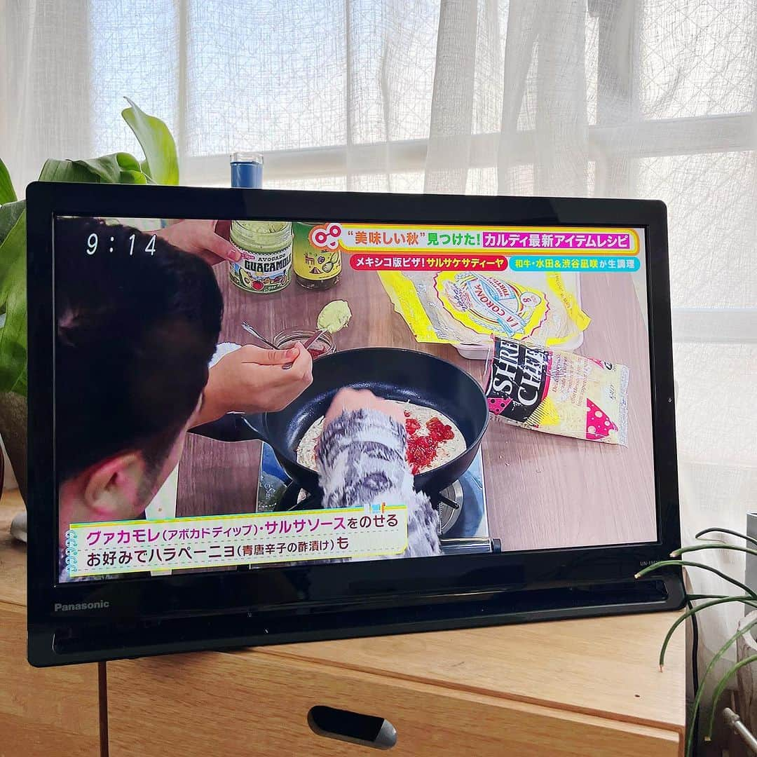 ヤミーさんのインスタグラム写真 - (ヤミーInstagram)「フジテレビ系「 #土曜はナニする ！？」#10分ティーチャー をご覧いただきありがとうございました😊 秋におすすめのKALDIレシピ4品ご紹介しました🎃  スタジオの生クッキングは、和牛・水田さんにバトンタッチ。 KALDI食材だけで作れる“サルサケサディーヤ”を作っていただきました！ 時間内に無事美味しそうに完成したのを見届けて(ハラペーニョの量を心配しつつ、、、)KALDIで買い物からの仕事へ向かいました。  フラワートルティアってほんと便利なんですよね〜。 タコスやブリトーはもちろん、ピザ生地にもいいし揚げたらスナックになるし。 常備おすすめKALDI食材です👍  レシピは番組HPに詳細あります 「土曜はナニする」で検索してHPを開き👉「10月21日（土）」👉下にスクロールすると「詳細はこちら」 があります。そこをタップするとレシピをダウンロードできます！  #土曜はナニする ！？ #10分ティーチャー  #和牛水田さん #NMB48 #渋谷凪咲 さん #kaldi #kaldiレシピ #カルディレシピ #kaldi食材 @kaldicoffeefarm  #秋レシピ #ヤミつきレシピ #ヤミー   ❤️質問です❤️ どのカルディレシピが食べてみたいと思いましたか？？  (↓タップすると投票できます)」10月23日 8時46分 - ym_3stepcooking